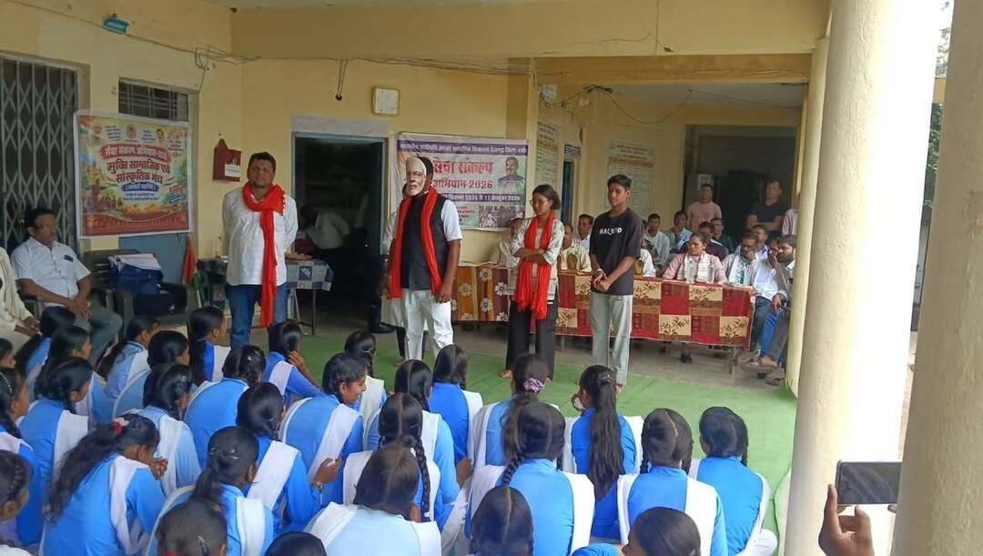 सेवा संकल्प अभियान के अंतर्गत “नमो सेवा - अनकही कहानियां” नुक्कड़ नाटकों के माध्यम से जनकल्याणकारी योजनाओं का प्रचार-प्रसार
====
मध्यप्रदेश शासन द्वारा संचालित “सेवा संकल्प अभियान” के अंतर्गत जिले में विभिन्न स्थानों पर “नमो सेवा - अनकही कहानियां” शीर्षक से नुक्कड़ नाटकों का आयोजन किया जा रहा है। यह अभियान 17 सितम्बर 2026 से 17 अक्टूबर 2026 तक जनसेवा, जनभागीदारी, शासन की जनकल्याणकारी योजनाओं के प्रभावी प्रचार-प्रसार, पात्र हितग्राहियों को योजनाओं का लाभ दिलाने, स्वच्छता एवं सामाजिक सहभागिता को प्रोत्साहित करने तथा विकसित भारत के संकल्प से अधिकाधिक नागरिकों को जोड़ने के उद्देश्य से संचालित किया जा रहा है।
अभियान के अंतर्गत 21 सितम्बर से 5 अक्टूबर 2026 तक आयोजित “नमो सेवा - अनकही कहानियां” कार्यक्रम में शासन की विभिन्न जनकल्याणकारी योजनाओं से आमजन के जीवन में आए सकारात्मक बदलावों तथा सेवा एवं विकास के क्षेत्र में हुए महत्वपूर्ण कार्यों को नुक्कड़ नाटकों के माध्यम से प्रभावी ढंग से प्रस्तुत किया जा रहा है। इन प्रस्तुतियों के माध्यम से नागरिकों को विभिन्न योजनाओं की जानकारी प्रदान करने के साथ-साथ पात्र हितग्राहियों को योजनाओं से जोड़ने का प्रयास किया जा रहा है।
जिले के विभिन्न प्रमुख स्थलों पर आयोजित इन कार्यक्रमों में शासकीय हायर सेकेंडरी विद्यालयों, महाविद्यालयों, ग्राम पंचायतों एवं अन्य सार्वजनिक स्थानों को शामिल किया गया है, ताकि अधिक से अधिक नागरिक इन सांस्कृतिक प्रस्तुतियों का लाभ प्राप्त कर सकें।
इन सांस्कृतिक कार्यक्रमों का मंचन मुक्ति सामाजिक एवं सांस्कृतिक मंच, दमोह द्वारा संस्कृति विभाग से स्वीकृत स्क्रिप्ट के आधार पर किया जा रहा है। कलाकारों द्वारा जनकल्याणकारी योजनाओं से लाभान्वित हितग्राहियों की प्रेरक कहानियों, स्वच्छता, सामाजिक सहभागिता, आत्मनिर्भरता, महिला सशक्तिकरण तथा सामाजिक विकास के संदेशों को आकर्षक एवं संवादात्मक शैली में प्रस्तुत किया जा रहा है।
आज विकासखंड तेंदूखेड़ा एवं पटेरा के विभिन्न स्थलों पर नुक्कड़ नाटकों की प्रस्तुतियां आयोजित की गईं, जिनमें बड़ी संख्या में ग्रामीणजन, विद्यार्थी एवं स्थानीय नागरिक उपस्थित रहे। प्रस्तुतियों के माध्यम से शासन की योजनाओं की जानकारी जन-जन तक पहुंचाने तथा नागरिकों को विकास की मुख्यधारा से जोड़ने का संदेश दिया गया। कार्यक्रमों का सफल मंचन मुक्ति सामाजिक एवं सांस्कृतिक मंच, दमोह के कलाकारों द्वारा किया गया।