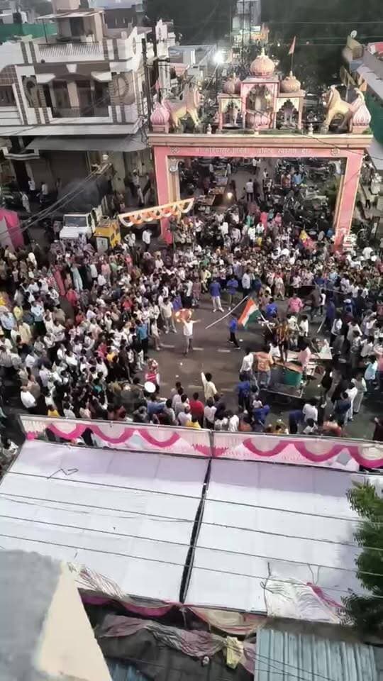 शामगढ़ में जल झूलनी एकादशी के पावन अवसर पर भव्य चल समारोह का आयोजन। देखिए यशस्वी दुनिया पर जल झूलनी एकादशी चल समारोह का सीधा लाइव प्रसारण।
#जलझूलनीएकादशी #शामगढ़ #चलसमारोह #यशस्वीदुनिया #Live