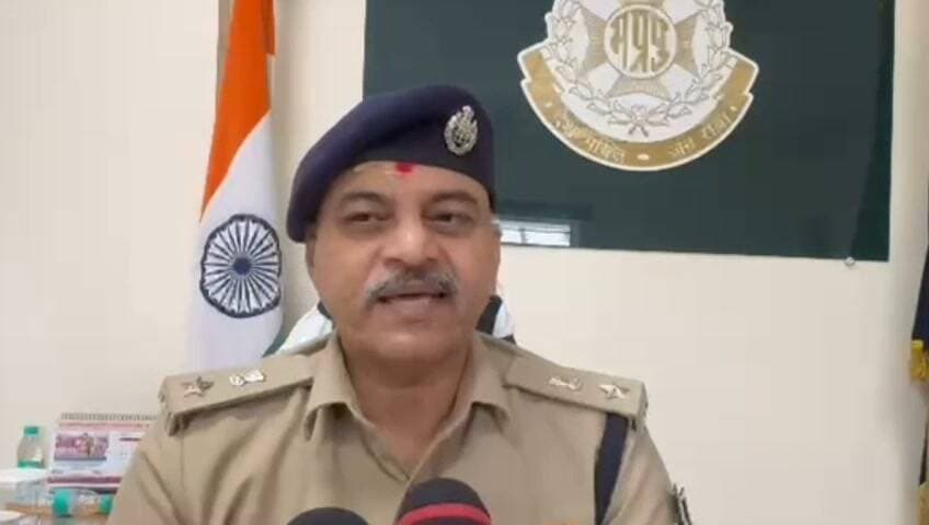 *मैहर एसपी अवधेश प्रताप सिंह ने कहा किसी को डरने की जरूरत नही, मैहर पुलिस आपके साथ*
मैहर -जिले के ताला क्षेत्र अंतर्गत बिगौड़ी गांव में चल रही पलायन जैसे खबरों को लेकर मैहर एसपी अवधेश प्रताप सिंह ने कहा ऐसा कुछ नही है, पुलिस टीम ने गाव जाकर देखा है।इसके साथ ही मैहर एसपी अवधेश प्रताप सिंह ने कहा किसी को किसी से भी डरने की जरूरत नही है।मैहर पुलिस आपके साथ है।