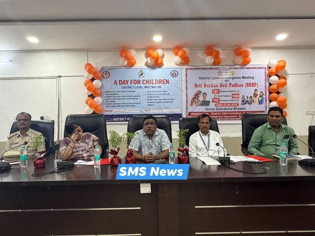 SMS News Bureau Sundargarh
Report: Kishore Nayak
*ବେଟି ବଚାଓ ବେଟି ପଢ଼ାଓ" ଉପରେ ସମନ୍ୱୟ ବୈଠକ ଅନୁଷ୍ଠିତ*
ଆଜି ସ୍ଥାନୀୟ ସଦଭାବନା ଭବନ ଠାରେ ବେଟି ବଚାଓ ବେଟି ପଢାଓ ଅନ୍ତର୍ଭୁକ୍ତ ଜିଲ୍ଲା ସ୍ତରୀୟ ସମନ୍ୱୟ ବୈଠକ ଓ "ଶିଶୁ ପାଇ ଦିନ ଟିଏ କାର୍ଯ୍ୟକ୍ରମ ଅନୁଷ୍ଠିତ ହୋଇଯାଇଛି।ଏହି କାର୍ଯ୍ୟକ୍ରମ ରେ ଅତିରିକ୍ତ ଜିଲ୍ଲାପାଳ ଶ୍ରୀଯୁକ୍ତ ସୂରଜ କୁମାର ପଟ୍ଟନାୟକ ଏବଂ ବିଭିନ୍ନ ବିଭାଗର ଜିଲ୍ଲା ସ୍ତରୀୟ ଅଫିସର ଉପସ୍ଥିତ ରହି ପ୍ରାସଙ୍ଗିକ ବିଷୟଗୁଡ଼ିକ ଉପରେ ଆଲୋଚନା କରିଥିଲେ।
ସେହିଭଳି ବାଲ୍ୟ ବିବାହ ପ୍ରତିରୋଧ ପାଇ କି କି ପଦକ୍ଷେପ ଗ୍ରହଣ କରାଯାଇଛି ତାହା ଉପରେ ମଧ୍ୟ ଉପସ୍ଥାପନ କରାଯାଇଥିଲା।ଜିଲା ଶିକ୍ଷା ଅଧିକାରୀ ଛାତ୍ରୀମାନଙ୍କ ଶିକ୍ଷା ପାଇଁ କଣ କଣ ସୁବିଧା ସୁଯୋଗ ରହିଛି ତାହା ଉପରେ ଆଲୋଚନା କରିଥିଲେ।ସେହିପରି ସ୍ୱାସ୍ଥ୍ୟ ବିଭାଗ, ଜିଲ୍ଲା ପୋଲିସ ବିଭାଗ, ଶ୍ରମ ବିଭାଗ ନିଜ ନିଜ ବିଭାଗରେ ଶିଶୁ ମାନଙ୍କ ସୁରକ୍ଷା ନିମନ୍ତେ ଗ୍ରହଣ କରାଯାଇଥିବା ପଦକ୍ଷେପ ଗୁଡିକ ଉପରେ ଆଲୋକପାତ କରିଥିଲେ।
ସାମ୍ପ୍ରତିକ ସମୟରେ ତୃଣମୂଳ ସ୍ତରରୁ ଉଦ୍ୟମ କରି ସଚେତନତାର ଅଭିଯାନ ଆରମ୍ଭ କରି ଶିଶୁ ମାନଙ୍କ ସୁରକ୍ଷା ଉପରେ ବିଶେଷ ଗୁରୁତ୍ଵାରୋପ ପ୍ରଦାନ କରାଯିବା ନେଇ ବୈଠକ ରେ ଆଲୋଚନା କରାଯାଇଥିଲା ।
ସେହିଭଳି ବୈଠକ ରେ ବାଲ୍ୟ ବିବାହ ପ୍ରତିରୋଧ କରି ସି ଡି ପି ଓ ମାନେ ପଦକ୍ଷେପ ଗ୍ରହଣ କଲା ପରେ ମଧ୍ୟ ପରବର୍ତୀ ସମୟରେ ବିଭିନ୍ନ ସମସ୍ୟା ଉପୁଜୁଥିବା ନେଇ ପୋଲିସ ବିଭାଗର ଦୃଷ୍ଟି ଆକର୍ଷଣ କରାଯାଇଥିଲା।
ଗ୍ରାମ ଶିଶୁ ସୁରକ୍ଷା କମିଟିର ନିୟମିତ ବୈଠକ, କିଶୋର ଟ୍ରାକିଙ୍ଗ ଖାତା ପୂରଣ, ଓ ବାଲ୍ୟ ବିବାହ ମୁକ୍ତ ଗ୍ରାମ ଓ ବାଲ୍ୟ ବିବାହ ମୁକ୍ତ ପଞ୍ଚାୟତ ଘୋଷଣା ପାଇଁ ବିହିତ ପଦକ୍ଷେପ ଗ୍ରହଣ କରାଯିବା ପାଇଁ ନିଷ୍ପତ୍ତି ଗ୍ରହଣ କରାଯାଇଥିଲା।