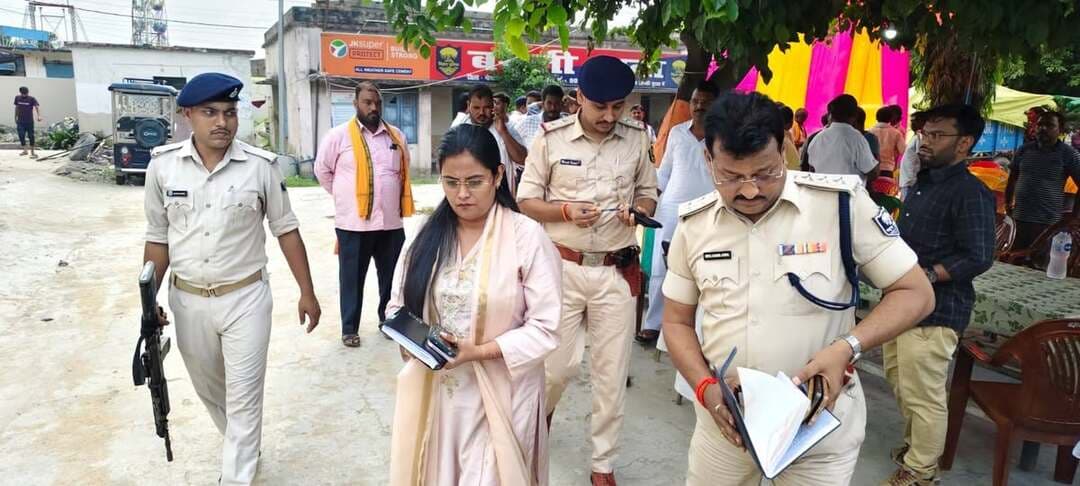 🕊️ महावीरी अखाड़ा को लेकर शांति समिति की बैठक, दिए सख्त निर्देश
बड़ौली बाजार में 25 एवं 26 सितंबर 2026 को आयोजित होने वाले महावीरी अखाड़ा, महावीरी झंडा एवं जुलूस के शांतिपूर्ण एवं सौहार्दपूर्ण आयोजन को लेकर शांति समिति की बैठक आयोजित की गई।
बैठक में अनुमंडल पुलिस पदाधिकारी, अंचलाधिकारी, थानाध्यक्ष, नगर परिषद बड़ौली के सभापति, जनप्रतिनिधि, अनुज्ञप्तिधारी, शांति समिति के सदस्य एवं आमजन उपस्थित रहे। बड़ौली बाजार में कुल 18 महावीरी अखाड़ों का मिलान होता है।
📌 मुख्य निर्देश 🔹 शांतिपूर्ण, सौहार्दपूर्ण एवं अनुशासित आयोजन सुनिश्चित करें।
🔹 DJ एवं ऑर्केस्ट्रा पर पूर्ण प्रतिबंध रहेगा।
🔹 अश्लील/आपत्तिजनक गीत, प्रदर्शन, बैनर-पोस्टर एवं भावनाएं आहत करने वाली सामग्री पर रोक।
🔹 सभी अनुज्ञप्तिधारी अपने वॉलंटियर्स की सूची संबंधित थानाध्यक्ष को उपलब्ध कराएं।
🔹 जुलूस में असामाजिक तत्वों को शामिल न करें।
🔹 किसी भी विधि-व्यवस्था संबंधी समस्या की सूचना तत्काल पुलिस को दें।
सभी संबंधित लोगों से शांति, सद्भाव एवं आपसी सहयोग के साथ आयोजन सुनिश्चित करने की अपील की गई।
#MahaviriAkhada #MahaviriJhanda #PeaceAndHarmony #LawAndOrder #Gopalganj #Barouli #Bihar #CMSamrat #SamratChoudhary #GopalganjAdministration #DistrictAdministrationGopalganj