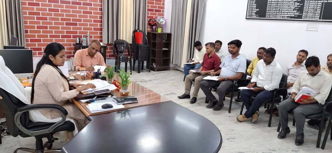 📢 12 माह से राशन नहीं उठाने वाले 5,099 कार्डों का होगा सत्यापन
गोपालगंज अनुमंडल में पिछले 12 माह से खाद्यान्न का उठाव नहीं करने वाले 5,099 राशन कार्डधारियों की सूची जारी की गई है।
🔹 प्रखंड स्तर पर सत्यापन के बाद नियमानुसार राशन कार्ड निरस्तीकरण की कार्रवाई होगी।
🔹 संबंधित उपभोक्ता 30 सितंबर 2026 तक आवश्यक साक्ष्य के साथ प्रखंड आपूर्ति कार्यालय में आपत्ति दे सकते हैं।
🔹 सूची प्रखंड कार्यालय, पंचायत सरकार भवन एवं जन वितरण दुकानों पर उपलब्ध है।
यदि नाम सूची में है और राशन कार्ड निरस्त नहीं किया जाना चाहिए, तो निर्धारित अवधि में आवश्यक साक्ष्य के साथ आपत्ति अवश्य दें।
#RationCard #PDS #FoodSecurity #Gopalganj #Bihar #CMSamrat #SamratChoudhary #GopalganjAdministration #DistrictAdministrationGopalganj