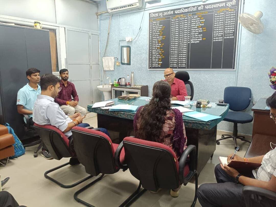 🏆 जिला स्तरीय वार्षिक विद्यालय खेल-कूद प्रतियोगिता 2026 की तैयारी को लेकर बैठक
जिला पदाधिकारी, गोपालगंज के निर्देशानुसार जिला स्तरीय वार्षिक विद्यालय खेल-कूद प्रतियोगिता 2026 के सफल आयोजन की तैयारियों को लेकर उपाधीक्षक, शारीरिक शिक्षा श्री अनिल कुमार के कार्यालय में बैठक आयोजित की गई।
📅 पंजीकरण की अंतिम तिथि: 26 सितंबर 2026
🏅 प्रतियोगिता: 28 सितंबर से 01 अक्टूबर 2026 तक
प्रतियोगिता के आयोजन स्थल— 📍 मिंज स्टेडियम
📍 गोपालगंज क्लब
📍 सम्राट अशोक भवन
📍 जिला अतिथि गृह
📍 माधव उच्च माध्यमिक विद्यालय स्टेडियम, मंझा
📍 बरौली उच्च माध्यमिक विद्यालय
📍 कुश्ती प्रशिक्षण केंद्र, भोरे
👦👧 अंडर-14, अंडर-17 एवं अंडर-19 आयु वर्ग के बालक-बालिकाएं विभिन्न खेल विधाओं में भाग लेंगे। इनमें एथलेटिक्स, कबड्डी, फुटबॉल, वॉलीबॉल, बैडमिंटन, शतरंज, ताइक्वांडो, कराटे, वुशू, योग एवं तीरंदाजी सहित विभिन्न खेल शामिल हैं।
बैठक में प्रतियोगिता के दौरान सुरक्षा, विधि-व्यवस्था, साफ-सफाई, पेयजल, वाटर टैंकर, चलंत शौचालय, चिकित्सा एवं प्राथमिक उपचार की समुचित व्यवस्था सुनिश्चित करने पर चर्चा की गई।
इस अवसर पर सिवम कुमार, जिला कार्यक्रम पदाधिकारी, सर्व शिक्षा; कार्यपालक पदाधिकारी, नगर परिषद; कार्यपालक अभियंता, PHED; प्रधानाध्यापक एस.एस. बालिका उच्चतर माध्यमिक विद्यालय; खेल प्रशिक्षक आशुतोष कुमार एवं रिपुंजय कुमार; कबड्डी खिलाड़ी मनजीत कुमार; कराटे खिलाड़ी अनुष्का श्रीवास्तव; शारीरिक शिक्षा शिक्षक राजीव कुमार सिंह एवं विनीत कुमार शर्मा सहित अन्य पदाधिकारी, प्रशिक्षक एवं खिलाड़ी उपस्थित रहे।
🌟 प्रतियोगिता के माध्यम से जिले के विद्यालयों से उभर रहे प्रतिभावान छात्र-छात्राओं को अपनी खेल प्रतिभा प्रदर्शित करने का अवसर मिलेगा।
#SchoolSports2026 #SchoolGames #Gopalganj #SportsGopalganj #DistrictSports #SchoolAthletics #SportsCompetition #YouthSports #SportsTalent #StudentAthletes #BiharSports #GopalganjAdministration #DistrictAdministrationGopalganj
