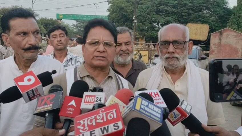 किच्छा विधायक तिलकराज बेहड़ को थप्पड़ मारने की घटना, किच्छा मतगणना स्थल पर बवाल , कांग्रेस प्रदेश महामंत्री डॉ गणेश उपाध्याय ने भाजपा पर बोला हमला
#TilakRajBehad #Kichha #KichhaNews #KichhaElection #Election2026 #CountingCentre #CountingDay #UttarakhandNews #UttarakhandPolitics #PoliticalClash #ViralVideo #BreakingNews #Congress