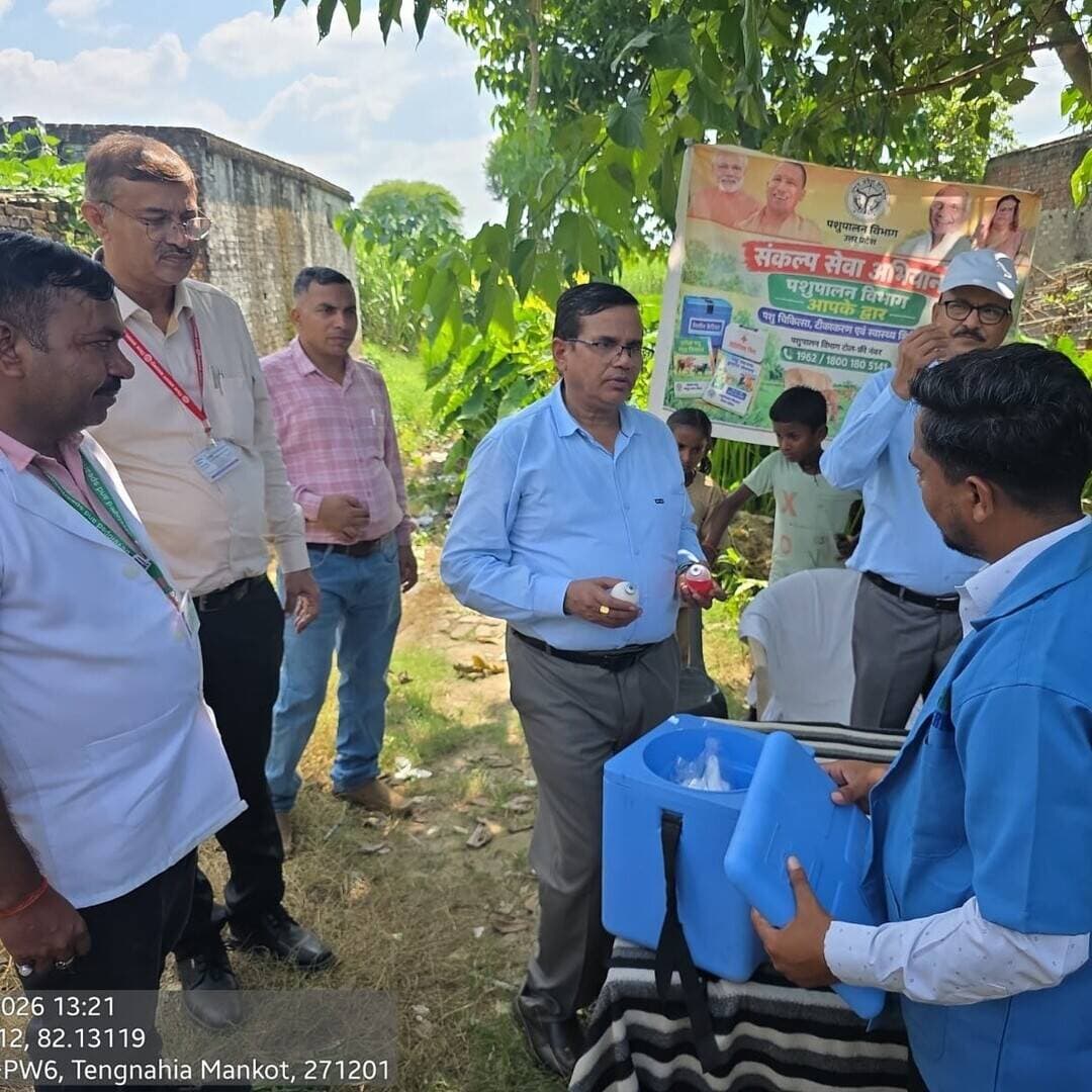 #Balrampur ! गोआश्रय स्थलों में बेहतर रखरखाव और 100% टीकाकरण पर निदेशक ने जताया संतोष...
निदेशक (प्रशासन एवं विकास) राजेंद्र प्रसाद ने किया स्थलीय निरीक्षण; बांसेडीला में सभी 124 गोवंशों को लगा एफएमडी और लम्पी का टीका
#बलरामपुर | 22 सितम्बर 2026
जनपद में गोवंश संरक्षण, बेहतर रखरखाव और पशुओं को संक्रामक रोगों से सुरक्षित रखने के लिए चलाए जा रहे अभियान का जायजा लेने पशुपालन विभाग के निदेशक (प्रशासन एवं विकास) श्री राजेंद्र प्रसाद ने विभिन्न क्षेत्रों का औचक निरीक्षण किया। इस दौरान उन्होंने अस्थायी गोआश्रय स्थलों, टीकाकरण अभियान और मोबाइल वेटनरी यूनिट की कार्यप्रणाली का स्थलीय सत्यापन किया।
बांसेडीला में व्यवस्थाएं दुरुस्त, दुधारू व गर्भित गोवंशों की देखभाल सराही
निरीक्षण के दौरान बांसेडीला स्थित अस्थायी गोआश्रय स्थल में कुल 124 गोवंश संरक्षित पाए गए। राहत की बात यह रही कि सभी गोवंशों का खुरपका-मुंहपका (FMD) एवं लम्पी स्किन डिजीज (LSD) के विरुद्ध शत-प्रतिशत टीकाकरण पूर्ण हो चुका था।
चारा व दाना: मौके पर भूसा, दाना और हरा चारा पर्याप्त मात्रा में उपलब्ध मिला।
विशेष देखभाल: आश्रम में 05 दुधारू और 12 गर्भित मादा गोवंश पाए जाने पर निदेशक ने प्रसन्नता व्यक्त की और उनके पोषण व नियमित स्वास्थ्य जांच के कड़े निर्देश दिए।
हरे चारे के लिए किसानों से अनुबंध के निर्देश
बांसेडीला और बलदेव नगर गोआश्रय स्थलों के निरीक्षण के दौरान निदेशक ने चारे की स्थायी व्यवस्था पर जोर दिया। उन्होंने ग्राम विकास अधिकारियों और ग्राम प्रधान प्रतिनिधियों को निर्देशित किया कि गोआश्रय स्थलों में वर्षभर हरे चारे की निर्बाध आपूर्ति के लिए local किसानों के साथ अनुबंध (Contract) किया जाए।
मोबाइल वेटनरी यूनिट के शिविरों की जांच
निदेशक ने ग्राम जबदहा एवं बलदेव नगर में 'मोबाइल वेटनरी यूनिट' द्वारा आयोजित चिकित्सा और टीकाकरण शिविरों का भी सत्यापन किया।
मुख्य निर्देश:
मोबाइल वेटनरी यूनिट की टीम निर्धारित रोस्टर के अनुसार प्रतिदिन सुबह व शाम ग्रामीण इलाकों में नियमित शिविर लगाए, ताकि दूरस्थ क्षेत्रों के पशुपालकों को घर बैठे चिकित्सा और संक्रामक रोगों से बचाव की सुविधा मिल सके।
उपस्थिति: निरीक्षण के दौरान अपर निदेशक अरविंद कुमार, मुख्य पशु चिकित्सा अधिकारी (CVO) सहित विभाग के अन्य वरिष्ठ अधिकारी एवं कर्मचारी मौजूद रहे।
#balrampur #dmbalrampur