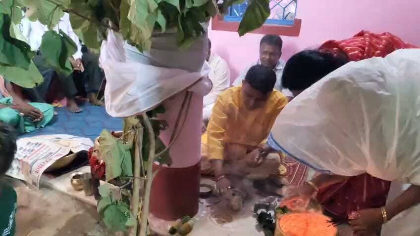 পুরুলিয়ার সাংসদ জ্যোতির্ময় সিং মাহাতো তার নিজ বাড়িতে করম পুজো ও করম পরবে সামিল হলেন।
