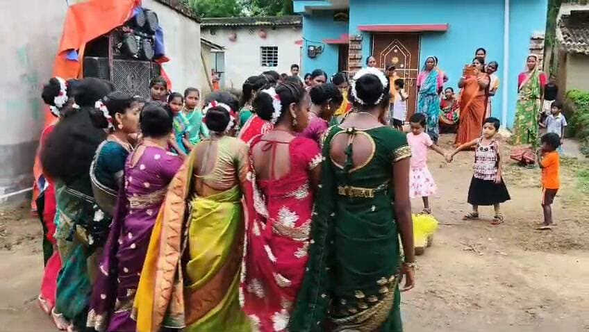 তুম্বা গ্রামের করম পরব উপলক্ষে করম নাচও পুজো। আড়শা ব্লক।