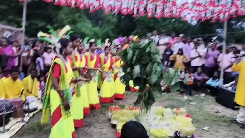 তুম্বাঝালদা গ্রামে করম পরব উপলক্ষে। আড়শা ব্লক।