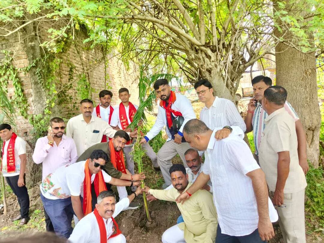 *सेवा संकल्प यात्रा: मनावर व उमरबन के बाद मांडव पहुंची यात्रा; चतुर्भुज श्रीराम मंदिर दर्शन, 'चाय पर चर्चा' के बाद इंदौर जिले में किया प्रवेश*
• *मांडू में चतुर्भुज श्रीराम मंदिर में दर्शन-पूजन एवं ऐतिहासिक जहाज महल परिसर में 'चाय पर चर्चा' आयोजित*
• *मांडू से प्रस्थान कर ग्राम बगड़ी एवं सगड़ी होते हुए यात्रा ने इंदौर जिले में किया प्रवेश*
• *उमरबन में चौपाल के बाद ब्रह्माणपुरी में जननायक टांट्या मामा की प्रतिमा पर किया गया था माल्यार्पण*
------
प्रधानमंत्री श्री नरेन्द्र मोदी के जनसेवा एवं देशसेवा के 25 वर्ष पूर्ण होने के उपलक्ष्य में आयोजित ‘सेवा संकल्प अभियान-2026’ के अंतर्गत संचालित ‘जल, जन एवं सेवा संकल्प यात्रा’ (वाराणसी-वडनगर सेवा यात्रा) धार जिले के मनावर, भानपुरा, उमरबन, ब्रह्माणपुरी और ऐतिहासिक नगरी मांडव (मांडू) से होते हुए आगे बढ़ी। इस दौरान जिला पंचायत अध्यक्ष श्री सरदार सिंह मेड़ा, श्री चंचल पाटीदार, श्री मृदुल मिश्रा, सुरमा सोलंकी, मोहन आर्य, राकेश मोटसरा, अंकित शुक्ला सहित अन्य जनप्रतिनिधिगण उपस्थित रहे ।
*मनावर, भानपुरा और उमरबन की गतिविधियां*
यात्रा ने प्रातः मनावर के हनुमान मंदिर परिसर में दर्शन, पूजन और पौधारोपण के साथ शुरुआत की। इसके पश्चात भानपुरा में प्रधानमंत्री आवास योजना के हितग्राही से संवाद किया गया तथा उमरबन में आयोजित विशाल ग्राम चौपाल में शिरकत की गई। चौपाल का शुभारंभ मां सरस्वती के चित्र पर दीप प्रज्वलन व माल्यार्पण से हुआ। इसमें आयुष्मान भारत, आजीविका मिशन (NRLM - लखपति दीदी), मातृ वंदना योजना और पीएम आवास योजना के लाभार्थियों ने अपनी सफलता की कहानियां (Success Stories) साझा की और इसके लिए प्रधानमंत्री श्री नरेन्द्र मोदी को धन्यवाद दिया।
*मांडव में धार्मिक व सांस्कृतिक पड़ाव*
उमरबन चौपाल के बाद ब्रह्माणपुरी में जननायक टांट्या मामा की प्रतिमा पर माल्यार्पण कर यात्रा मांडू पहुंची। मांडू में सेवा यात्रियों ने प्रसिद्ध चतुर्भुज श्रीराम मंदिर में भगवान श्री राम, माता सीता, श्री लक्ष्मण जी एवं श्री हनुमान जी महाराज के दर्शन-पूजन किए तथा देश में सुख-समृद्धि की कामना की। इसके बाद सदस्यों ने ऐतिहासिक जहाज महल का अवलोकन कर मांडू के इतिहास को जाना और परिसर में आयोजित ‘चाय पर चर्चा’ के दौरान राष्ट्रहित, जल संरक्षण व देश सेवा का संकल्प लिया।
मांडू में कार्यक्रमों के सफल आयोजन के पश्चात यात्रा अपने अगले गंतव्य की ओर रवाना हुई। धार जिले के ग्राम बगड़ी एवं सगड़ी में ग्रामीणों द्वारा यात्रा का भव्य स्वागत किया गया, जिसके उपरांत यात्रा ने इंदौर जिले की सीमा में प्रवेश किया। इंदौर जिले में प्रवेश करने पर स्थानीय नागरिकों, जनप्रतिनिधियों एवं कार्यकर्ताओं द्वारा पुष्पवर्षा व उत्साहपूर्वक नारों के साथ यात्रा का आत्मीय अभिनंदन किया गया।
गुजरात के वडनगर से प्रारंभ हुई यह यात्रा मध्यप्रदेश के सभी 55 जिलों से गुजरते हुए जन-जन को सेवा, पर्यावरण संरक्षण और राष्ट्र निर्माण के संकल्प से जोड़ रही है।
#SevaSankalpAbhiyan #सेवा_संकल्प_अभियान
Jansampark Madhya Pradesh