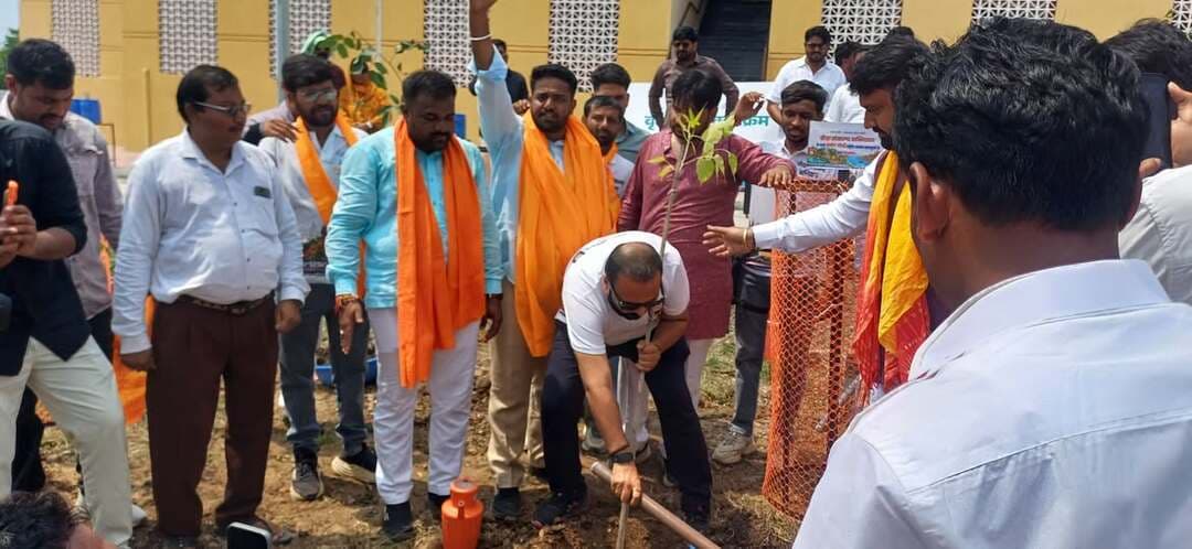 वडनगर से वाराणसी निकली ‘सेवा संकल्प यात्रा’ मंगलवार को मनावर से दूसरे दिवस के लिए पुनः प्रारंभ हुई । इस दौरान यात्रा के शासकीय सांदीपनि उच्चतर माध्यमिक विद्यालय बाकानेर पहुंचने पर वडोदरा सांसद डॉ. हेमांग जोशी ने सेवा संकल्प यात्रा में चल रहे सेवा यात्रियों का उत्साहवर्धन करते हुए उनके साथ मिलकर शाला परिसर में पौधारोपण किया। इस दौरान सांसद श्री जोशी ने सभी को पर्यावरण संरक्षण का संदेश देते हुए कहा कि हमें अपने एवं परिजनों के जन्म दिवस, परिजनों की पुण्यतिथि, विवाह वर्षगांठ एवं अन्य मांगलिक अवसरों पर अनिवार्य रूप से पौधारोपण कर उसे स्मृति के रूप में सहेजना चाहिए।
इस दौरान सांसद श्री जोशी ने सेवा यात्रियों के साथ बकानेर में ही बोरी बंधान का कार्य भी किया। इस कार्य को करते हुए उन्होंने कहा कि वर्तमान समय में वर्षा के जल को सहेजना हम सभी की महत्ती जिम्मेदारी है। अगर हम वर्ष के जल को सहेंगे तो धरती का जलस्तर बढ़ेगा।
*मोनी बाबा आश्रम में हितग्राहियों के साथ किया सहभोज*
सेवा संकल्प यात्रा के ग्राम धरमपुरी पहुंचने पर मोनी बाबा के आश्रम में वडोदरा सांसद श्री हेमांग जोशी एवं अन्य गणमान्यजनों ने केंद्र एवं राज्य सरकार की विभिन्न योजनाओं से लाभान्वित हितग्राहियों के परिवार के साथ भोजन भी किया । इस दौरान वडोदरा सांसद श्री जोशी ने कहा कि रास्ते की सारी थकान घर का भोजन खाने के साथ ही मिट गई है। आज उन्होंने जो भोजन खिलाया है उसका उन पर ऋण है, अगर ईश्वर उन्हें यह ऋण चुकाने का मौका देंगे तो वह अवश्य ही यह ऋण चुकाएंगे।
भोजन के पश्चात हितग्राहियों से चर्चा के दौरान सांसद श्री जोशी ने हितग्राहियों से केंद्र एवं राज्य सरकार की योजनाओं के संबंध में जानकारी भी प्राप्त की। इस दौरान उन्हें बताया कि प्रधानमंत्री आवास योजना के माध्यम से गरीबों के पक्के मकान का सपना भी सरकार हो गया है वही एक महिला हितग्राही ने बताया कि पहले वह दूर से अपने सिर पर मटकी रखकर पानी लाती थी। वहीं नल जल योजना के माध्यम से अब अपने घर में ही उन्हें नल से जल मिल रहा है।
*सेवा यात्रा का हुआ स्वागत जेसीबी मशीन से की गई फूलों की वर्षा*
सेवा संकल्प यात्रा जब धार जिले के ग्रामीण एवं नगरीय क्षेत्र से गुजरी तो यात्रा का स्वागत जेसीबी मशीन के माध्यम से फूलों की वर्षा कर किया गया।
#SevaSankalpAbhiyan #सेवा_संकल्प_अभियान
Jansampark Madhya Pradesh