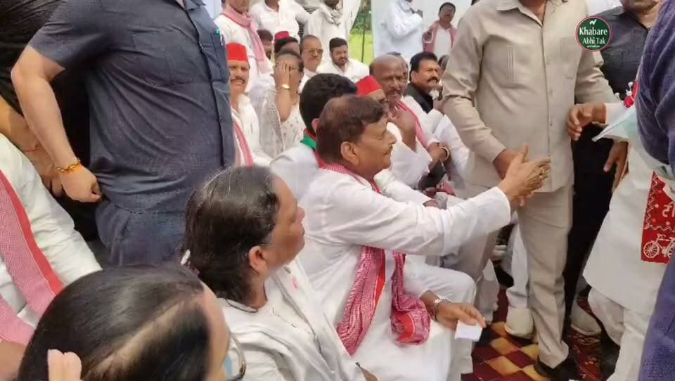 देवरिया पहुंचे समाजवादी पार्टी के नेता शिवपाल सिंह यादव
#खबरेंअभीतक #KhabareAbhiTak #शिवपालसिंहयादव #देवरिया