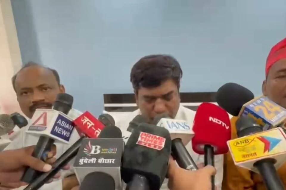 चित्रकूट में मुकेश सहनी का बड़ा बयान—बोले, इस बार निषाद समाज बीजेपी को वोट नहीं करेगा, कोई बरगला नहीं सकता
#चित्रकूट #मुकेशसहनी #निषादसमाज #KhabareAbhiTak #खबरेंअभीतक