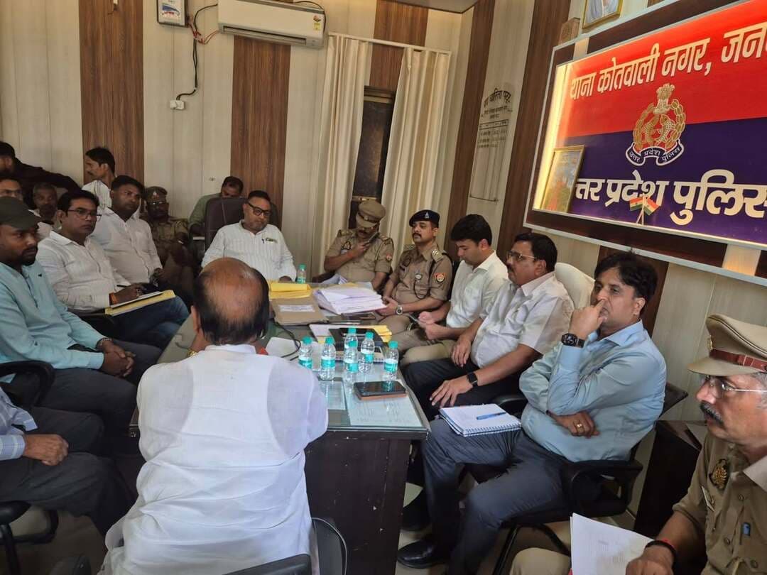 मऊ में दशहरा को लेकर पीस कमेटी की बैठक, अधिकारियों ने आयोजकों और डीजे संचालकों को दिए जरूरी निर्देश
मऊ के कोतवाली नगर थाने में आगामी दशहरा और रामलीला आयोजन को लेकर पीस कमेटी की बैठक आयोजित की गई। बैठक में सिटी मजिस्ट्रेट, क्षेत्राधिकारी नगर, एसडीएम सदर, अधिशासी अधिकारी नगर पालिका, प्रभारी निरीक्षक कोतवाली नगर, सरायलखंसी और दक्षिण टोला थाने के प्रभारी मौजूद रहे। बैठक में रामलीला और दुर्गा पूजा समितियों के आयोजकों, अध्यक्षों तथा डीजे संचालकों की समस्याएं सुनी गईं। संबंधित समस्याओं से विभागीय अधिकारियों को अवगत कराया गया। वहीं, उच्चाधिकारियों की ओर से जारी दिशा-निर्देशों से सभी आयोजकों और डीजे संचालकों को अवगत कराया गया। अधिकारियों ने दशहरा पर्व के दौरान व्यवस्था बनाए रखने और निर्धारित नियमों का पालन करने की अपील की।