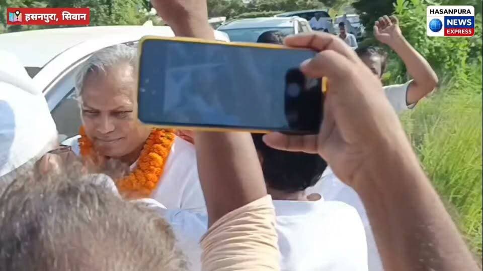 जेडीयू के राष्ट्रीय प्रदेश महासचिव सह पूर्व आईएएस मनीष वर्मा का मंद्रापाली गांव में मुखिया अनिल राम उर्फ सोहन राम ने अपने सैकड़ों समर्थकों के साथ फूलमाला व सॉल से किया सम्मानित