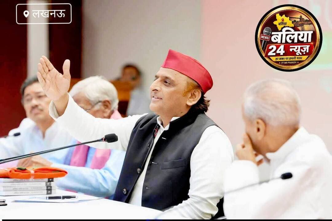 #अखिलेश यादव ने #संविधान को लेकर #भाजपा पर #साधा निशाना, बोले- देश #संविधान से चलेगा
#लखनऊ
#समाजवादी पार्टी के राष्ट्रीय अध्यक्ष एवं पूर्व मुख्यमंत्री अखिलेश यादव ने संविधान और डॉ. भीमराव अंबेडकर को लेकर भाजपा पर निशाना साधा है। उन्होंने कहा कि बाबासाहेब के अपमान और संविधान की अवमानना के लिए भाजपा और उसके सहयोगी समय-समय पर तरह-तरह के तर्क देते रहते हैं।
#अखिलेश यादव ने कहा कि संविधान को बदलने या खत्म करने की साजिश करने वाले लोग यह कहते हैं कि डॉ. अंबेडकर ने संविधान लिखा ही नहीं। उन्होंने आरोप लगाया कि संकीर्ण मानसिकता वाले लोगों ने संविधान को कभी स्वीकार नहीं किया। उनके अनुसार संविधान समानता और सामाजिक न्याय की बात करता है और वंचित समाज के अधिकारों की रक्षा करता है।
#उन्होंने कहा कि संविधान से मिला आरक्षण आज भी सामाजिक रूप से कमजोर और वंचित वर्गों के लिए महत्वपूर्ण है। अखिलेश यादव ने कहा कि संविधान सकारात्मक परिवर्तन का मजबूत दस्तावेज है और देश का भविष्य संविधान की रक्षा से जुड़ा है।
#उन्होंने कहा कि देश में नया नारा “जय जवान, जय किसान, जय संविधान” होना चाहिए। अखिलेश यादव ने कहा कि देश संविधान से चलेगा, किसी अन्य विधान से नहीं। उन्होंने दोहराया कि “संविधान था, संविधान है और संविधान रहेगा।”
#AkhileshYadav #SamajwadiParty #Constitution #DrBRAmbedkar #PDA #SocialJustice #Reservation #Lucknow #UPNews #PoliticalNews