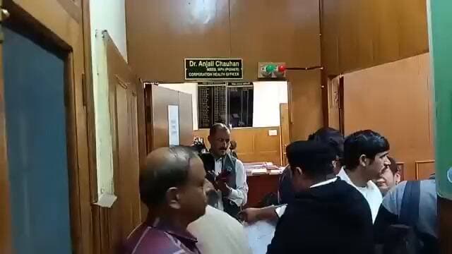 शिमला: MC ऑफिस में जमकर हंगामा, आमने-सामने आए प्रदर्शनकारी और निगम अधिकारी, देखिए क्या हुआ...