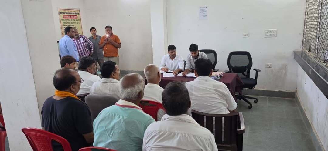 *एकमुश्त समाधान योजना के तहत ईंट-भट्ठा संचालकों के साथ बैठक, बकाया राशि जमा करने का निर्देश।*
राज्य सरकार द्वारा ईंट-भट्ठा संचालकों के बकाया खनन राजस्व के समाधान हेतु लागू “एकमुश्त समाधान (वन टाइम सेटलमेंट) योजना” के प्रभावी क्रियान्वयन को लेकर आज लखीसराय जिले के सभी ईंट-भट्ठा स्वामियों के साथ खनन विकास पदाधिकारी, लखीसराय द्वारा बैठक आयोजित की गई।
बैठक में खनन विकास पदाधिकारी द्वारा योजना के प्रावधानों एवं इसके लाभ के संबंध में ईंट-भट्ठा संचालकों को विस्तृत जानकारी दी गई। उन्हें बताया गया कि योजना के तहत पात्र बकाया राशि का भुगतान निर्धारित प्रक्रिया एवं समय-सीमा के अंतर्गत करने पर ब्याज की राशि माफ किए जाने का प्रावधान है।
सभी ईंट-भट्ठा स्वामियों को निर्देश दिया गया कि वे एक सप्ताह के अंदर अपनी बकाया राशि जमा करना सुनिश्चित करें, ताकि योजना का लाभ प्राप्त किया जा सके।
खनन विभाग द्वारा ईंट-भट्ठा संचालकों से अपील की गई कि वे योजना का लाभ उठाते हुए निर्धारित समय-सीमा के भीतर बकाया राशि का भुगतान करें। योजना के प्रभावी क्रियान्वयन से ईंट-भट्ठा व्यवसायियों को बकाया राशि के समाधान में सुविधा मिलेगी तथा सरकार के राजस्व की भी प्राप्ति सुनिश्चित होगी।
#Lakhisarai
#Mining
Information & Public Relations Department, Government of Bihar