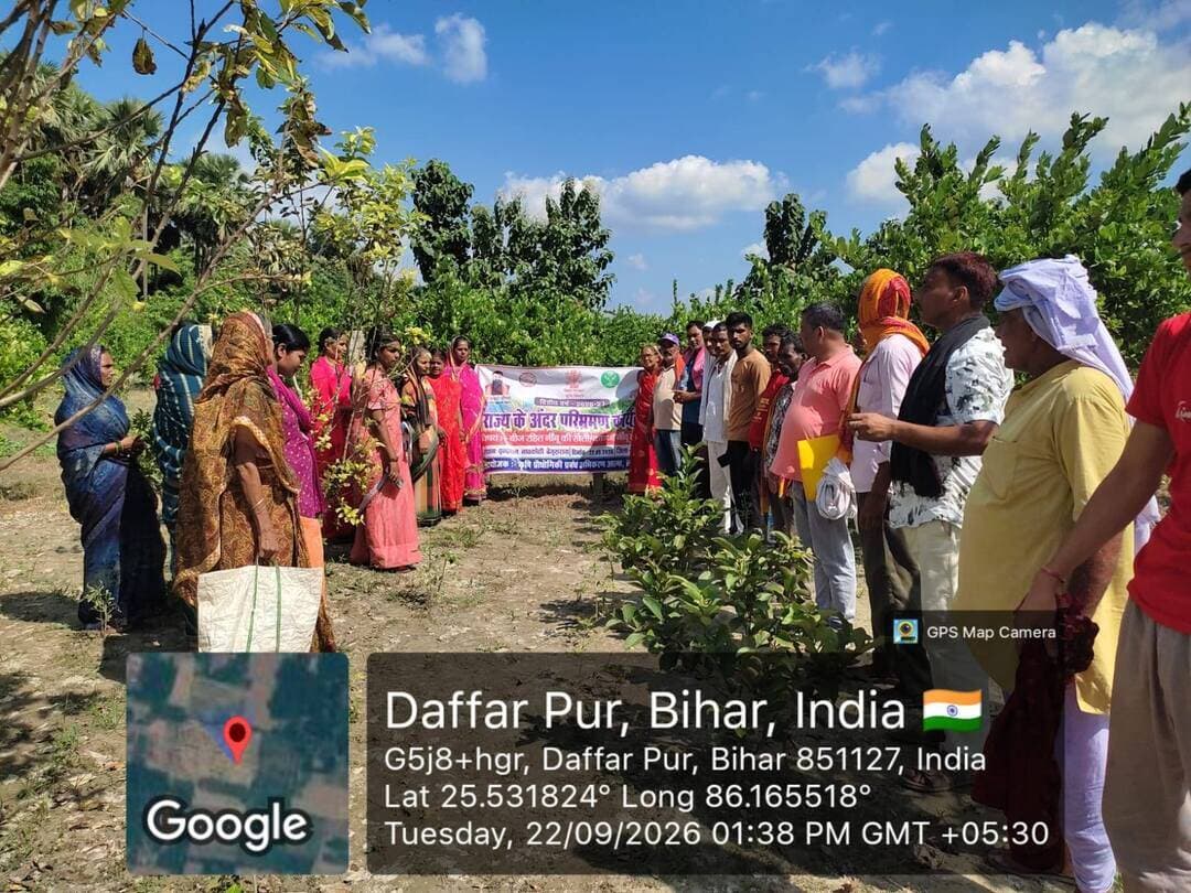 कृषि प्रौद्योगिकी प्रबंध अभिकरण (आत्मा), लखीसराय के तत्वावधान में जिले के कुल 100 (एक सौ) प्रगतिशील कृषकों को आज दिनांक 22.09.2026 को एक दिवसीय राज्य स्तरीय कृषक परिभ्रमण कार्यक्रम के अंतर्गत वृंदावन, नावकोठी, जिला-बेगूसराय के लिए रवाना किया गया।
इस कृषक परिभ्रमण कार्यक्रम का मुख्य उद्देश्य कृषकों को कागजी नींबू की उन्नत खेती एवं बीजरहित नींबू की खेती की वैज्ञानिक तकनीकों से अवगत कराना तथा व्यावहारिक रूप से अपनाई जा रही सफल कृषि पद्धतियों का प्रत्यक्ष अवलोकन कराना है।
परिभ्रमण के दौरान कृषकों को नींबू की उन्नत किस्मों का चयन, गुणवत्तापूर्ण पौध सामग्री, पौध रोपण एवं बाग प्रबंधन, सिंचाई एवं पोषक तत्व प्रबंधन, कीट-व्याधि नियंत्रण, फल उत्पादन एवं तुड़ाई के साथ-साथ बीजरहित नींबू के उत्पादन की तकनीक के संबंध में विशेषज्ञों एवं प्रगतिशील कृषकों से जानकारी प्राप्त करने का अवसर मिलेगा।
कार्यक्रम के माध्यम से कृषकों को कम लागत में अधिक उत्पादन, गुणवत्तापूर्ण उपज तथा कृषि से बेहतर आय प्राप्त करने की दिशा में प्रेरित किया जा रहा है। साथ ही, सफल कृषकों द्वारा अपनाई जा रही तकनीकों का अनुकरण कर जिले में नींबू की वैज्ञानिक एवं व्यावसायिक खेती को बढ़ावा देने का प्रयास किया जा रहा है।
आत्मा, लखीसराय द्वारा आयोजित इस प्रकार के कृषक परिभ्रमण कार्यक्रमों का उद्देश्य जिले के कृषकों में नई एवं लाभकारी कृषि तकनीकों के प्रति जागरूकता बढ़ाना, ज्ञान का आदान-प्रदान करना तथा कृषि को अधिक लाभकारी एवं टिकाऊ व्यवसाय के रूप में विकसित करना है।
Samrat Choudhary
Department of Agriculture, Government of Bihar
Information & Public Relations Department, Government of Bihar
#samratchoudhary
#CMSamrat
#lakhisarai