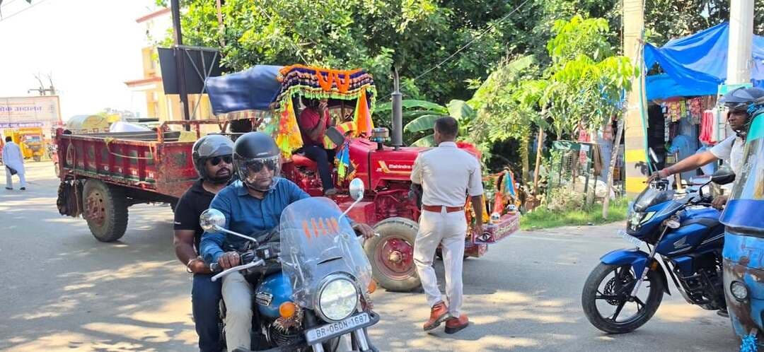 प्रेस विज्ञप्ति
दिनांक: 22 सितंबर 2026
नो-एंट्री में प्रवेश करने वाले 5 ट्रैक्टर जब्त, ₹61,000 का चालान
जिला पदाधिकारी के निर्देशानुसार शहर में जाम की समस्या के समाधान एवं यातायात व्यवस्था को सुचारू बनाए रखने के उद्देश्य से जिला परिवहन विभाग द्वारा लगातार कार्रवाई की जा रही है।
जेल मोड़ एवं जिला परिवहन कार्यालय (DTO Office) से मुड़ने वाली सड़क पर किसी भी प्रकार के व्यावसायिक वाहन, जैसे ट्रैक्टर, ट्रक एवं पिकअप आदि का प्रवेश पूर्णतः वर्जित है। उक्त मार्ग पर व्यावसायिक वाहनों के प्रवेश के कारण जाम की समस्या उत्पन्न होने तथा प्राप्त शिकायतों के आलोक में आज परिवहन विभाग द्वारा विशेष जांच अभियान चलाया गया।
अभियान के दौरान नो-एंट्री क्षेत्र में प्रवेश करने वाले 5 ट्रैक्टरों को जब्त किया गया। उक्त वाहनों के विरुद्ध नियमानुसार कार्रवाई करते हुए कुल ₹61,000 का चालान किया गया।
जिला परिवहन विभाग द्वारा स्पष्ट किया गया है कि नो-एंट्री एवं यातायात संबंधी नियमों का उल्लंघन करने वाले वाहनों के विरुद्ध आगे भी लगातार सघन अभियान चलाया जाएगा। आम वाहन चालकों से अपील है कि वे निर्धारित यातायात नियमों एवं नो-एंट्री व्यवस्था का पालन करें तथा शहर में सुगम यातायात व्यवस्था बनाए रखने में जिला प्रशासन का सहयोग करें।
#Lakhisarai
#ट्रैफिक
#roadsafty
Transport Department, Government of Bihar
Information & Public Relations Department, Government of Bihar