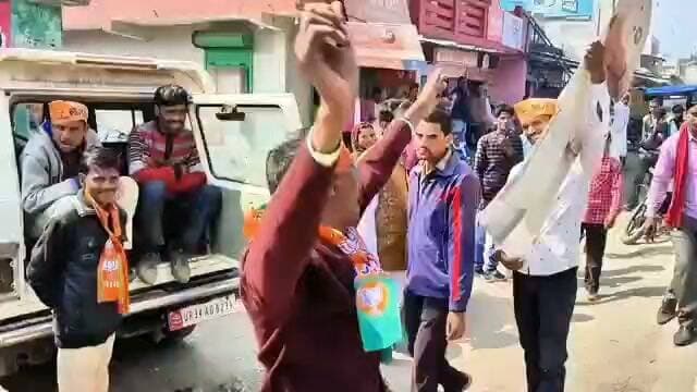 2022 के विधानसभा चुनाव के बाद लखीमपुर खीरी की सभी 8 विधानसभा सीटों पर बीजेपी की जीत ने जिले की सियासत में एक अलग ही तस्वीर पेश की थी,अब जब उस दौर का वीडियो फिर सामने आया है, तो 2022 के चुनावी नतीजे, वो माहौल और सियासत
#लखीमपुरखीरी #LakhimpurKheri #UPPolitics #UttarPradeshPolitics #BJP #2022AssemblyElection #UPAssemblyElection #LakhimpurPolitics #Election2022 #PoliticalNews #ViralVideo #ElectionMemories #LakhimpurNews #UPNews #सियासत #चुनाव #चुनावीयादें