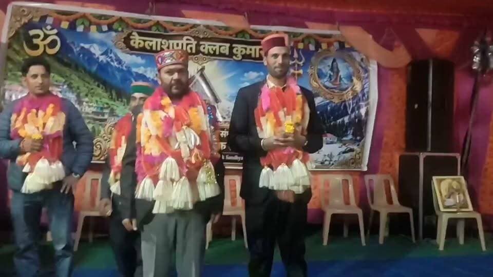 🔥 कुमार जाच मेले की सांस्कृतिक संध्या में जमकर झूमे दर्शक!
कुमार में आयोजित कुमार जाच मेले की सांस्कृतिक संध्या में स्थानीय कलाकारों से लेकर हिमाचल के प्रसिद्ध कलाकारों ने अपनी शानदार प्रस्तुतियों से समां बांध दिया। 💃🎶
कैलाशपति युवक मंडल द्वारा आयोजित इस कार्यक्रम में सोनाक्षी दसवान, लाहौल के कलाकार रवि नईमा और स्टार नाइट में लोक गायक रमेश ठाकुर ने अपनी प्रस्तुतियों से दर्शकों का खूब मनोरंजन किया। देर रात तक पूरा पंडाल गीत-संगीत पर झूमता रहा। ❤️🏔️
वहीं कैलाशपति युवक मंडल और महिला मंडल की पंगवाली लोकनृत्य प्रस्तुतियों ने पांगी की समृद्ध लोक संस्कृति की खूबसूरत झलक पेश की।
📍 कुमार | पांगी
#KumarJachMela #PangiValley #HimachaliCulture #HimachaliFolk #HimSandesh हिम संदेश Pangi Live News Pangi Valley The Voice of Pangwal हिम शिखर पांगी