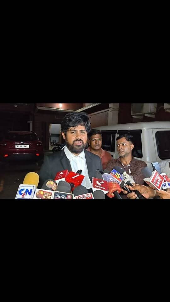কালো কোর্টে পরলো ডিম
সান ব্যানার্জিকে লক্ষ্য করে ডিম ছোড়া হলো বারুইপুর আদালতে