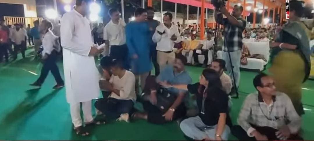 শেষ পর্যন্ত মাটিতে বসেই খবর সংগ্রহ! সাংবাদিকদের প্রতিবাদটা এবার চোখে পড়ল সরকারি অনুষ্ঠানে
সাংবাদিকদের আমন্ত্রণ জানিয়ে অনুষ্ঠানে নিয়ে গিয়ে বসার জায়গা না দেওয়ার অভিযোগ নতুন নয়। ত্রিপুরার বিভিন্ন সরকারি ও সামাজিক অনুষ্ঠানে এমন পরিস্থিতির মুখোমুখি হতে হয়েছে সাংবাদিকদের।
তবে আজকের সরকারি অনুষ্ঠানে সাংবাদিক ভাইদের মাটিতে বসেই খবর সংগ্রহ করতে দেখা গেল। আর সেই দৃশ্য যেন দেখিয়ে দিল—সাংবাদিকদের কীভাবে সম্মানের সঙ্গে কাজের পরিবেশ দিতে হয়, আর অবহেলার প্রতিবাদ কীভাবে জানাতে হয়।