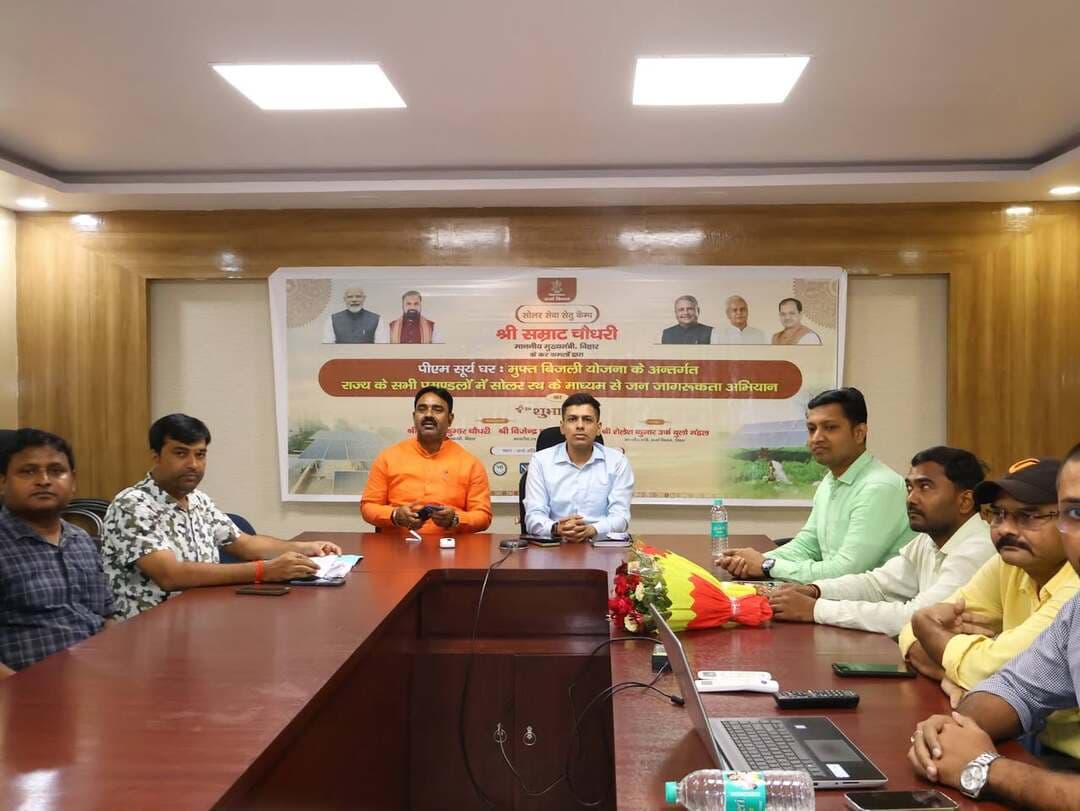 आज प्रधानमंत्री सूर्य घर: मुफ्त बिजली योजना के अंतर्गत राज्य के 25,000 लाभार्थियों को राज्य सरकार द्वारा ₹20,000 प्रति लाभार्थी की प्रोत्साहन राशि हस्तांतरित किए जाने का शुभारंभ माननीय मुख्यमंत्री, बिहार श्री सम्राट चौधरी के कर-कमलों से किया गया।
कार्यक्रम में माननीय उप मुख्यमंत्री, बिहार श्री विजय कुमार चौधरी एवं श्री विजेन्द्र प्रसाद यादव तथा माननीय मंत्री, ऊर्जा विभाग, बिहार श्री शैलेश कुमार उपस्थित रहे।
इस अवसर पर आयोजित कार्यक्रम में वीडियो कॉन्फ्रेंसिंग के माध्यम से माननीय विधायक, बेलहर श्री मनोज यादव एवं जिला पदाधिकारी, बांका सहित अन्य संबंधित पदाधिकारी तथा प्रधानमंत्री सूर्य घर: मुफ्त बिजली योजना के लाभार्थी जुड़े।
माननीय मुख्यमंत्री द्वारा वीडियो कॉन्फ्रेंसिंग के माध्यम से विभिन्न जिलों के लाभार्थियों से संवाद कर योजना के क्रियान्वयन एवं इसके लाभ की जानकारी भी ली गई।
माननीय मुख्यमंत्री ने बिहारवासियों से अपील की कि प्रधानमंत्री सूर्य घर: मुफ्त बिजली योजना का अधिक से अधिक लाभ उठाएं। उन्होंने बताया कि योजना का लाभ प्राप्त करने की निर्धारित अवधि 31 मार्च 2027 तक है। इस योजना के माध्यम से परिवारों को सौर ऊर्जा के उपयोग को बढ़ावा देने के साथ-साथ बिजली की लागत में कमी लाने का अवसर मिलेगा।
माननीय ऊर्जा मंत्री ने राज्य में ऊर्जा क्षेत्र के आगामी विस्तार की जानकारी देते हुए बताया कि आने वाले वर्षों में बिहार में कई सौर ऊर्जा संयंत्र, परमाणु ऊर्जा संयंत्र एवं ताप विद्युत संयंत्र स्थापित किए जाने की दिशा में कार्य किया जा रहा है। इन परियोजनाओं के माध्यम से राज्य में हजारों करोड़ रुपये के निवेश के साथ ऊर्जा उत्पादन क्षमता में वृद्धि तथा रोजगार के नए अवसर सृजित होने की संभावना है।
#CMSamrat
#samratchoudhary
Information & Public Relations Department, Government of Bihar