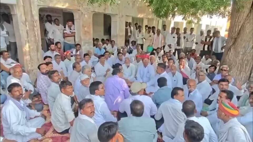 कोलायत मे सर्व समाज ने लगाया धरना,
डंफर से कुचलकर युवक की ह#त्या का मामला
विभिन्न मांगो को लेकर धरना जारी