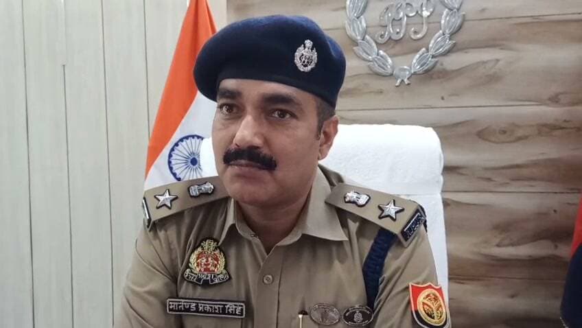 🚨 बलरामपुर में अपराधियों पर शिकंजा कसने की तैयारी तेज!
अंतरराष्ट्रीय व अंतर्जनपदीय सीमा मार्गों पर लगेंगे हाई क्वालिटी CCTV कैमरे और बैरियर
सीमा से आने-जाने वाले मार्गों पर पुलिस की पैनी नजर, कानून-व्यवस्था मजबूत करने की दिशा में बड़ा कदम
बलरामपुर। जनपद में अपराध एवं अपराधियों पर प्रभावी अंकुश लगाने तथा कानून एवं सुरक्षा व्यवस्था को और मजबूत करने के उद्देश्य से पुलिस प्रशासन ने अंतरराष्ट्रीय सीमा एवं अंतर्जनपदीय सीमा मार्गों पर सुरक्षा व्यवस्था को सुदृढ़ करने की दिशा में कदम बढ़ाया है।
👉 सीमा मार्गों पर बैरियर स्थापित किए जाएंगे।
👉 महत्वपूर्ण स्थानों पर हाई क्वालिटी सीसीटीवी कैमरे अधिष्ठापित किए जाएंगे।
👉 आने-जाने वाले मार्गों पर सतर्क निगरानी रखी जाएगी।
👉 संदिग्ध गतिविधियों और अपराधियों की आवाजाही पर पुलिस की पैनी नजर रहेगी।
🎙️ इस संबंध में पुलिस अधीक्षक मार्तंड प्रकाश सिंह ने सुरक्षा व्यवस्था को लेकर पुलिस की तैयारियों की जानकारी दी।
📍 सीमा सुरक्षा से लेकर अपराध नियंत्रण तक—बलरामपुर पुलिस का फोकस अब तकनीक और निगरानी व्यवस्था को और मजबूत करने पर है।
#बलरामपुर #BalrampurPolice #UPPolice #Police #CCTV #सीमा_सुरक्षा #अपराध_पर_अंकुश #कानून_व्यवस्था #सुरक्षा_व्यवस्था #InternationalBorder #InterDistrictBorder #CrimeControl #PoliceAction #Security #BreakingNews #LatestNews #UPNews #BalrampurNews #उत्तरप्रदेश #बलरामपुर_न्यूज
