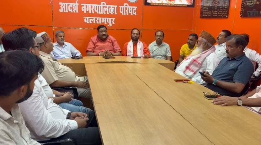 🚨 बच्ची की दर्दनाक मौत के बाद बड़ा फैसला!
बलरामपुर नगर क्षेत्र में डीजे पर पूर्ण प्रतिबंध का निर्णय दो साउंड के साथ सभी धर्मों के निकलेंगे जुलूस।
दर्दनाक घटना ने झकझोरा तो सर्व समाज ने मिलकर उठाई आवाज…
बलरामपुर नगर क्षेत्र में डीजे की तेज आवाज को लेकर सामने आई बच्ची की हृदयविदारक मौत की घटना के बाद नगर पालिका ने बड़ा कदम उठाया है।
नगर पालिका सभागार में अध्यक्ष डॉ. धीरेन्द्र प्रताप सिंह ‘धीरू’ की अध्यक्षता में आयोजित सर्व समाज की बैठक में विभिन्न समाजों एवं वर्गों के प्रतिनिधियों ने गंभीरता से मंथन किया।
बैठक में सर्वसम्मति से नगर क्षेत्र में डीजे की तेज एवं तीव्र ध्वनि पर पूर्ण प्रतिबंध लगाने का निर्णय लिया गया।
बैठक में वक्ताओं ने कहा कि तेज आवाज का सबसे अधिक असर बीमार लोगों, बुजुर्गों, छोटे बच्चों और हृदय संबंधी समस्याओं से जूझ रहे लोगों पर पड़ सकता है। ऐसे में धार्मिक एवं सामाजिक आयोजनों के साथ-साथ जनस्वास्थ्य और नागरिकों की शांति का ध्यान रखना भी सभी की जिम्मेदारी है।
नगर पालिका अध्यक्ष डॉ. धीरेन्द्र प्रताप सिंह ‘धीरू’ ने कहा कि नगरवासियों की सुरक्षा, स्वास्थ्य और शांति सर्वोपरि है। किसी भी आयोजन में ध्वनि इतनी तेज नहीं होनी चाहिए कि आम नागरिकों को परेशानी हो या किसी के स्वास्थ्य पर प्रतिकूल प्रभाव पड़े।
सर्व समाज ने भी निर्णय का समर्थन करते हुए नगर में शांति, सौहार्द और अनुशासन बनाए रखने की अपील की।
नगर पालिका की अपील—
डीजे की तेज आवाज से बचें, आयोजनों में ध्वनि स्तर का ध्यान रखें और बच्चों, बुजुर्गों एवं बीमार लोगों की संवेदनशीलता को प्राथमिकता दें।
क्या आपको भी लगता है कि तेज आवाज वाले डीजे पर नियंत्रण जरूरी है? अपनी राय कमेंट में जरूर बताएं।
#बलरामपुर #बलरामपुर_नगरपालिका #डीजे_पर_प्रतिबंध #DJBan #नगरपालिका #डॉ_धीरेन्द्र_प्रताप_सिंह #धीरू #सर्व_समाज #जनस्वास्थ्य #बच्चों_की_सुरक्षा #बुजुर्गों_की_सुरक्षा #शांति #सौहार्द #BalrampurNews #UPNews #BreakingNews #LocalNews #बलरामपुर_न्यूज