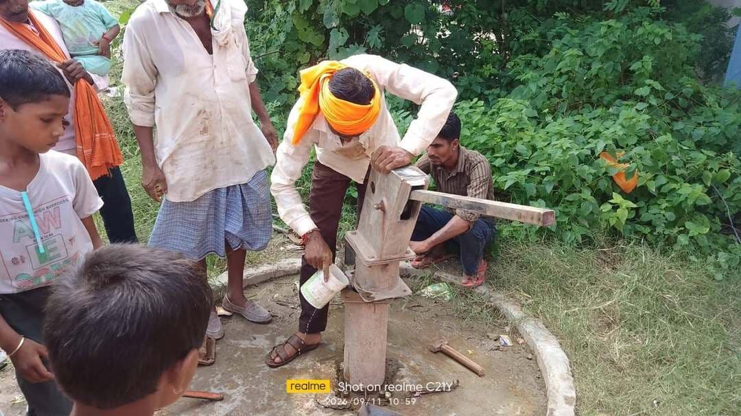 सेवा संकल्प अभियान के तहत पेयजल स्रोतों का क्लोरीनेशन
शुद्ध एवं सुरक्षित पेयजल के लिए विभागीय अमले द्वारा निरंतर निगरानी
----
सेवा संकल्प अभियान के अंतर्गत कलेक्टर सुश्री शीला दाहिमा के मार्गदर्शन में लोक स्वास्थ्य यांत्रिकी विभाग द्वारा जिले के विभिन्न क्षेत्रों में पेयजल स्रोतों के क्लोरीनेशन का कार्य कराया जा रहा है। पेयजल की शुद्धता एवं गुणवत्ता सुनिश्चित करने के लिए विभागीय अमले द्वारा निरंतर निगरानी की जा रही है।
कार्यपालन यंत्री श्री अफजल अमानुल्लाह द्वारा क्लोरीनेशन कार्य की प्रतिदिन प्रगति की समीक्षा एवं मॉनिटरिंग की जा रही है, ताकि ग्रामीण क्षेत्रों में ग्रामीणों को सुरक्षित एवं स्वच्छ पेयजल उपलब्ध हो सके। उन्होंने बताया कि सेटलमेंट कॉलोनी सेसईपुरा, खिरखिरी, सोठवा तथा गिरधरपुर चंबल कॉलोनी में स्थित पेयजल स्त्रोतों सहित अन्य स्थानों पर क्लोरीनिकेशन किया गया है।
विभाग द्वारा अपील की गई है कि पेयजल स्रोतों के आसपास स्वच्छता बनाए रखें। यदि किसी पेयजल स्रोत के आसपास गंदगी दिखाई दे अथवा पानी में किसी प्रकार का संदूषण (कॉन्टेमिनेशन) नजर आए, तो संबंधित पेयजल स्रोत के जल का नमूना ग्राम पंचायत के माध्यम से सरपंच, सचिव अथवा किसी ग्रामीण द्वारा जिला प्रयोगशाला में जांच के लिए पहुंचाया जा सकता है, जिससे जल की गुणवत्ता की जांच कर आवश्यक कार्रवाई की जा सके।
-
CM Madhya Pradesh
Jansampark Madhya Pradesh
#JansamparkMP
#sheopur