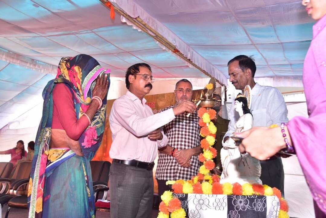 सहरिया/चंबल अंचल के अनुष्ठानों पर दो दिवसीय परिसंवाद का आयोजन
भूमिया बाबा के भोपा की अनुष्ठानिक स्तुति में सदियों पुरानी लोक-स्मृति और आस्था की गूंज सुनाई दी
----
सहरिया/चंबल अंचल के जनजातीय एवं लोक अनुष्ठानों, सांस्कृतिक परंपराओं और उनके सामाजिक अभिप्रायों पर केंद्रित दो दिवसीय परिसंवाद का आयोजन 22 एवं 23 सितंबर, 2026 को शासकीय आदर्श कन्या महाविद्यालय, श्योपुर के सहयोग से किया जा रहा है। परिसंवाद में सहरिया समाज की परंपराओं, अनुष्ठानों, लोकज्ञान, भाषा, प्रकृति और बदलते सामाजिक परिवेश के विभिन्न पक्षों पर विशेषज्ञों एवं शोधार्थियों द्वारा विचार-विमर्श किया जा रहा है।
कार्यक्रम के मुख्य अतिथि डिप्टी कलेक्टर श्री शिवलाल शाक्य ने कहा कि जनजातीय समुदाय की अनेक रीति-रिवाज और परंपराएँ आज भी पूरी निष्ठा के साथ निभाई जाती हैं। बदलते समय के साथ परिस्थितियाँ भी बदल रही हैं, इसलिए शिक्षा और जागरूकता के माध्यम से समाज को नए अवसरों के लिए तैयार करना आवश्यक है। उन्होंने जनजातीय समाज में शिक्षा का स्तर बढ़ाने की आवश्यकता पर जोर देने की बात बताई।
अकादमी के निदेशक डॉ. धर्मेन्द्र पारे ने कहा कि अनुष्ठान केवल पूजा-पद्धति नहीं हैं, बल्कि इनके भीतर गहरे सांस्कृतिक और सामाजिक अभिप्राय निहित होते हैं।
जनजातीय समुदायों की पूजा एवं अनुष्ठान परंपराओं में लोकज्ञान, प्रतीक, गीत और सामुदायिक स्मृतियाँ जुड़ी हुई हैं। उन्होंने कहा कि भाषा का खत्म होना संस्कृति के खत्म होने की दिशा में एक महत्वपूर्ण संकेत है, क्योंकि भाषा के साथ लोकज्ञान, परंपराएँ और पीढ़ियों से संचित सांस्कृतिक स्मृतियाँ भी जुड़ी होती हैं।
वक्ता सुश्री सर्विष्ठा जाट ने सहरिया समुदाय के बीच रहकर उनकी जीवन-पद्धति और सांस्कृतिक परंपराओं को करीब से समझने के अनुभव साझा किए। उन्होंने कहा कि सहरिया समाज की सांस्कृतिक परंपराओं में सामुदायिक जीवन और स्थानीय परिवेश की महत्वपूर्ण भूमिका है।
वक्तव्य देते हुए श्योपुर के प्रसिद्ध साहित्यकार एवं मुक्तिबोध के उर्दू ओर हिन्दी भाषा के साथ ही हाड़ौती बोली के ज्ञाता श्री प्रणय प्रभात ने कहा कि चौमासे के दौरान होने वाले विभिन्न अनुष्ठान जीवन और प्रकृति के साथ समुदाय के संबंध को अभिव्यक्त करते हैं। उन्होंने सावन से जुड़ी परंपराओं, झूला झूलने की लोककथाओं, चौमासे के पहले रविवार को मनाए जाने वाले भाई के व्रत तथा तेजाजी के मेले जैसी लोक परंपराओं का उल्लेख किया। उन्होंने कहा कि तकनीक और बदलती जीवन-शैली के कारण सहरिया समाज की कई पारंपरिक गतिविधियाँ और मौखिक परंपराएँ प्रभावित हुई हैं।
अध्यक्षता कर रहे प्राचार्य डा ओमप्रकाश शर्मा ने कहा कि सहरिया समाज की जीवन-पद्धति, परंपराओं और सांस्कृतिक विरासत पर विस्तृत एवं गंभीर अध्ययन की आवश्यकता है। सहरिया समाज का जीवन अपने प्राकृतिक परिवेश से गहरे रूप से जुड़ा रहा है। प्रकृति के सौम्य वातावरण में विकसित उनकी जीवन-शैली में प्रकृति, परंपरा और सामुदायिक जीवन का गहरा अंतर्संबंध दिखाई देता है। उन्होंने कहा कि ऐसे शोध कार्य सहरिया समाज की सांस्कृतिक स्मृतियों और लोकज्ञान को भावी पीढ़ियों के लिए दस्तावेजीकृत करने में महत्वपूर्ण भूमिका निभाते हैं।
अनुष्ठानिक प्रस्तुतियों ने जीवंत की सांस्कृतिक परंपराएँ
परिसंवाद के दौरान सहरिया/चंबल अंचल की पारंपरिक अनुष्ठानिक एवं लोक प्रस्तुतियाँ भी हुईं। श्रीमती कन्या आदिवासी ने अनुष्ठानिक सावन गायन प्रस्तुत किया, जिसमें सावन से जुड़ी लोकपरंपरा और सामुदायिक भावों की अभिव्यक्ति हुई। श्री हरिराम ने लहंगी नृत्य की प्रस्तुति दी। वहीं श्री आसाराम आदिवासी ने भूमिया बाबा का भोपा अनुष्ठान की प्रस्तुति देकर क्षेत्र की पारंपरिक अनुष्ठानिक संस्कृति और लोकविश्वासों से परिचित कराया।
परिसंवाद में शोधार्थियों एवं विशेषज्ञों द्वारा सहरिया/चंबल अंचल के अनुष्ठानों, लोक परंपराओं, भाषा, प्रकृति, तकनीकी परिवर्तन और सांस्कृतिक स्मृति से जुड़े विभिन्न विषयों पर जिज्ञासा प्रकट की गई जिसका उत्तर अनुष्ठान प्रस्तुत करने वाले जनों ने समझाया।
कार्यक्रम के अंत में संयोजक डॉ. परवीन वर्मा ने सभी अतिथियों, वक्ताओं, शोधार्थियों, कलाकारों एवं आयोजन से जुड़े सहयोगियों के प्रति आभार व्यक्त किया। उन्होंने आयोजन में सहयोग के लिए शासकीय आदर्श कन्या महाविद्यालय, श्योपुर के प्राचार्य, प्राध्यापकों एवं समस्त सहयोगी सदस्यों का धन्यवाद ज्ञापित किया।
-
CM Madhya Pradesh
Jansampark Madhya Pradesh
#JansamparkMP
#sheopur