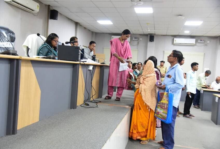 आमजनों की समस्याओं के त्वरित निराकरण की दिशा में जिला प्रशासन की पहल
कलेक्टर श्रीमती नूपुर राशि पन्ना ने जिला कार्यालय में आयोजित साप्ताहिक जनदर्शन में जिले के विभिन्न क्षेत्रों से पहुंचे नागरिकों की समस्याएं एवं मांगें सुनीं।
जनदर्शन में नवीन स्कूल भवन एवं बाउंड्रीवॉल, सीसी रोड सहित विभिन्न मांगों और समस्याओं से संबंधित आवेदन प्राप्त हुए। कलेक्टर ने संबंधित अधिकारियों को आवेदनों का संवेदनशीलता के साथ परीक्षण कर निर्धारित समय-सीमा में गुणवत्तापूर्ण निराकरण सुनिश्चित करने के निर्देश दिए।
#Kondagaon #जनदर्शन #जिला_प्रशासन #जनसमस्या #सुशासन