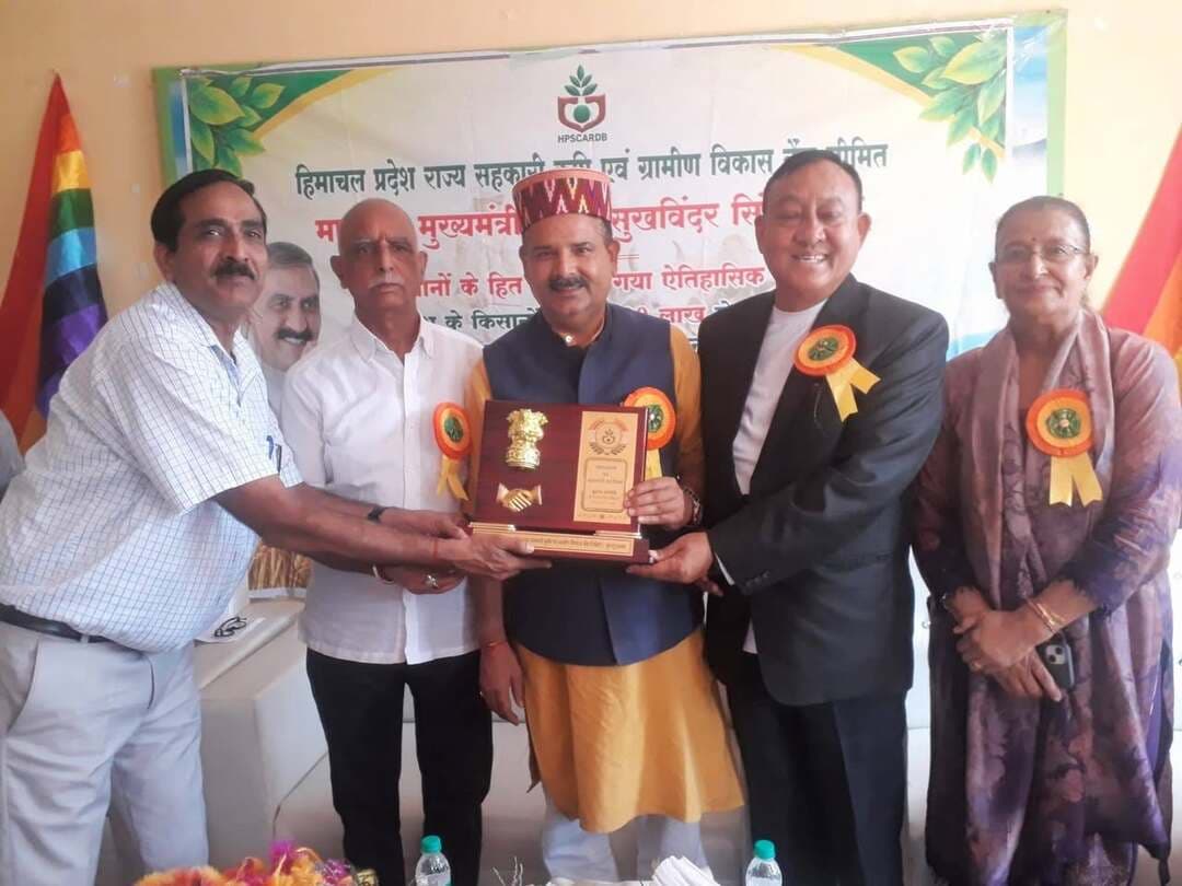 भुंतर में हिमाचल प्रदेश राज्य सहकारी कृषि एवं ग्रामीण विकास बैंक की OTS योजनाओं को लेकर जागरूकता कार्यक्रम, अध्यक्ष संजय सिंह चौहान ने किसानों-बागवानों को दी महत्वपूर्ण जानकारी
पात्र ऋणधारक OTS सहित बैंक की विभिन्न योजनाओं का उठाएं लाभ : संजय सिंह चौहान
मुख्यमंत्री सुखविंदर सिंह सुक्खू के नेतृत्व में किसानों-बागवानों तक योजनाओं का लाभ पहुंचाना प्राथमिकता : संजय सिंह चौहान
चिट्टा व नशे से दूर रहें युवा, नशामुक्त हिमाचल के निर्माण में दें योगदान : संजय सिंह चौहान
Kullu Times
जिला कुल्लू के भुंतर तहसील में हिमाचल प्रदेश राज्य सहकारी कृषि एवं ग्रामीण विकास बैंक द्वारा कुल्लू फ्रूट ग्रोअर एसोसिएशन के परिसर में बैंक की OTS योजनाओं सहित विभिन्न बैंकिंग योजनाओं को लेकर जागरूकता कार्यक्रम आयोजित किया गया। कार्यक्रम में बैंक के अध्यक्ष संजय सिंह चौहान ने मुख्य रूप से शिरकत की और किसानों, बागवानों एवं ऋणधारकों को बैंक की विभिन्न योजनाओं की विस्तृत जानकारी दी।
कार्यक्रम को संबोधित करते हुए बैंक अध्यक्ष संजय सिंह चौहान ने कहा कि हिमाचल प्रदेश राज्य सहकारी कृषि एवं ग्रामीण विकास बैंक द्वारा किसानों, बागवानों एवं ग्रामीण क्षेत्र से जुड़े ऋणधारकों को बैंक की विभिन्न योजनाओं के प्रति जागरूक करने के लिए लगातार कार्यक्रम आयोजित किए जा रहे हैं। उन्होंने कहा कि इन जागरूकता कार्यक्रमों का उद्देश्य पात्र लाभार्थियों तक योजनाओं की सही जानकारी पहुंचाना और उन्हें निर्धारित प्रक्रिया के अनुसार योजनाओं का लाभ उठाने के लिए प्रेरित करना है।
उन्होंने कहा कि बैंक की OTS योजनाएं पात्र ऋणधारकों को अपने पुराने एवं बकाया ऋण खातों के निपटारे का अवसर प्रदान करती हैं। उन्होंने किसानों एवं बागवानों से आग्रह किया कि वे अपनी संबंधित बैंक शाखा में संपर्क कर OTS योजना की पात्रता, शर्तों और आवश्यक प्रक्रिया की जानकारी प्राप्त करें तथा निर्धारित समय-सीमा के भीतर आवश्यक कार्रवाई करें।
चौहान ने कहा कि कुल्लू जिला कृषि एवं बागवानी की दृष्टि से प्रदेश का महत्वपूर्ण जिला है और यहां के किसानों एवं बागवानों की मेहनत प्रदेश की ग्रामीण अर्थव्यवस्था को मजबूती प्रदान करती है। उन्होंने कहा कि बैंक का प्रयास है कि किसानों एवं बागवानों को उनकी आवश्यकता के अनुरूप वित्तीय सुविधाएं उपलब्ध करवाने के साथ-साथ बैंक द्वारा संचालित योजनाओं की जानकारी भी समय पर उपलब्ध करवाई जाए।
उन्होंने बैंक अधिकारियों से कहा कि किसानों और बागवानों को योजनाओं के संबंध में सरल, स्पष्ट एवं सही जानकारी उपलब्ध करवाई जाए, ताकि पात्र लाभार्थियों को योजना का लाभ लेने में किसी प्रकार की कठिनाई न हो। कार्यक्रम के दौरान किसानों एवं बागवानों ने OTS योजनाओं सहित बैंक की अन्य योजनाओं को लेकर विभिन्न प्रश्न भी रखे, जिनका बैंक अधिकारियों द्वारा मौके पर समाधान किया गया।
कार्यक्रम के दौरान नशे के खिलाफ विशेष जागरूकता संदेश भी दिया गया। बैंक अध्यक्ष संजय सिंह चौहान ने युवाओं से चिट्टा एवं अन्य नशीले पदार्थों से पूरी तरह दूर रहने का आह्वान किया। उन्होंने कहा कि नशा किसी एक व्यक्ति का जीवन ही प्रभावित नहीं करता, बल्कि इससे पूरा परिवार और समाज प्रभावित होता है। उन्होंने कहा कि युवाओं को नशे के दुष्प्रभावों के प्रति जागरूक करना और उन्हें सकारात्मक दिशा देना आज की महत्वपूर्ण आवश्यकता है।
उन्होंने कहा कि युवा अपनी ऊर्जा को शिक्षा, खेल, कृषि, बागवानी, स्वरोजगार एवं अन्य रचनात्मक गतिविधियों में लगाएं। उन्होंने युवाओं से स्वयं नशे से दूर रहने के साथ-साथ अपने मित्रों एवं आसपास के अन्य युवाओं को भी नशे से दूर रहने के लिए प्रेरित करने का आह्वान किया।
चौहान ने कहा कि मुख्यमंत्री सुखविंदर सिंह सुक्खू के नेतृत्व में प्रदेश सरकार नशे के खिलाफ व्यापक स्तर पर प्रयास कर रही है और नशामुक्त हिमाचल के लक्ष्य की दिशा में जागरूकता एवं अन्य स्तरों पर कार्य किया जा रहा है। उन्होंने कहा कि नशे के खिलाफ लड़ाई केवल सरकार की जिम्मेदारी नहीं है, बल्कि परिवार, पंचायत, सामाजिक संस्थाओं, शिक्षण संस्थानों और आम नागरिकों को भी इसमें सक्रिय भूमिका निभानी होगी।
उन्होंने लोगों से भी आग्रह किया कि वे अपने बच्चों और युवाओं के साथ निरंतर संवाद बनाए रखें तथा उन्हें सकारात्मक गतिविधियों के लिए प्रोत्साहित करें। उन्होंने कहा कि स्वस्थ, शिक्षित और नशामुक्त युवा ही मजबूत हिमाचल के निर्माण की आधारशिला हैं।
चौहान ने उपस्थित लोगों से नशे के खिलाफ सामूहिक रूप से जागरूकता फैलाने और युवाओं को नशे के चंगुल से बचाने के लिए मिलकर प्रयास करने का आह्वान किया।
संजय सिंह चौहान ने कहा कि मुख्यमंत्री सुखविंदर सिंह सुक्खू के नेतृत्व में प्रदेश सरकार किसानों, बागवानों एवं ग्रामीण क्षेत्रों के हितों को प्राथमिकता देते हुए विभिन्न योजनाओं को आगे बढ़ा रही है। उन्होंने कहा कि हिमाचल प्रदेश राज्य सहकारी कृषि एवं ग्रामीण विकास बैंक भी किसानों एवं बागवानों तक बैंक की योजनाओं का लाभ पहुंचाने के लिए जागरूकता कार्यक्रमों को लगातार बढ़ावा दे रहा है।
उन्होंने कहा कि किसानों एवं बागवानों की समस्याओं को समझना और उन्हें बैंकिंग सुविधाओं तथा योजनाओं की जानकारी उपलब्ध करवाना बैंक की प्राथमिकताओं में शामिल है। उन्होंने कहा कि बैंक और लाभार्थियों के बीच बेहतर संवाद से किसानों-बागवानों को अपनी वित्तीय आवश्यकताओं के अनुरूप उचित मार्गदर्शन मिल सकता है।
इस अवसर पर उपस्थित अन्य वक्ताओं ने भी किसानों एवं बागवानों को बैंक की विभिन्न योजनाओं, ऋण अदायगी तथा वित्तीय अनुशासन के संबंध में जानकारी दी। कार्यक्रम में किसानों और बागवानों ने भी अपनी समस्याएं एवं सुझाव रखे।
कार्यक्रम में सहकारी सभाओं के चेयरमैन अनिल सूद, बैंक के निदेशक कुल्लू किशन सिंह ठाकुर, कुल्लू के वरिष्ठ कांग्रेस नेता महिमन शर्मा, कृषि विभाग से मदन सूदन शर्मा, कांगड़ा कोऑपरेटिव बैंक की पूर्व निदेशक हेमलता ठाकुर, सहायक पंजीयक, सहकारी सभाएं, कुल्लू, लोअर कुल्लू फ्रूट ग्रोअर एसोसिएशन के निदेशक डोला सिंह महंत तथा बैंक के एजीएम नरवीर सिंह ठाकुर सहित अन्य गणमान्य व्यक्ति उपस्थित रहे। इसके अतिरिक्त बैंक की कुल्लू शाखा के शाखा प्रबंधक सहित आसपास की विभिन्न शाखाओं के शाखा प्रबंधक एवं अन्य बैंक अधिकारी भी कार्यक्रम में मौजूद रहे।
अंत में बैंक अधिकारियों ने क्षेत्र के किसानों एवं बागवानों से अपील की कि वे OTS सहित हिमाचल प्रदेश राज्य सहकारी कृषि एवं ग्रामीण विकास बैंक की विभिन्न योजनाओं की जानकारी के लिए अपनी नजदीकी शाखा से संपर्क करें और पात्रता के अनुसार निर्धारित समय-सीमा के भीतर योजनाओं का लाभ उठाएं।