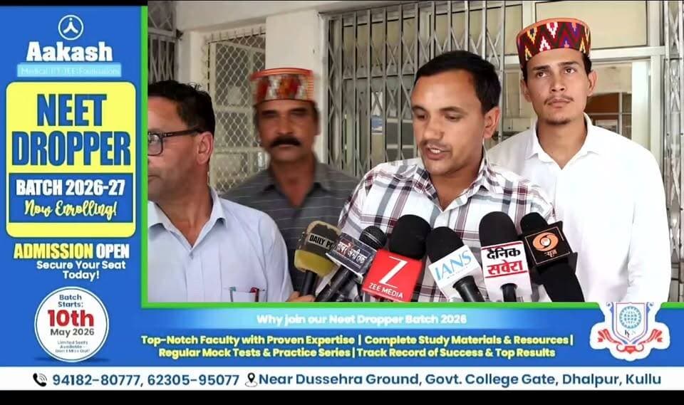 एनएचपीसी करे टनल रिसाव से प्रभावित परिवारों के रहने खाने का इंतज़ाम
भारी मलबा आने से क्षतिग्रस्त हुई सड़क का भी जल्द किया जाए ठीक
सड़क टूटने से घाटी के ग्रामीणों का फंसा हुआ है लाखो का सेब
ऊर्जा मंत्रालय की टीम में किया एडिट 5 लीक टनल का निरीक्षण
बीते दिनों एनएचपीसी का बाल्ब लीक होने से घाटी में घरों दुकानों को हुआ था नुकसान
जगह जगह डंप पड़े मलबे का भी जल्द किया जाए निष्पादन
सैंज घाटी के प्रभावित परिवारों ने एडीएम के माध्यम से प्रदेश सरकार को भेजा 16 सूत्रीय मांग पत्र