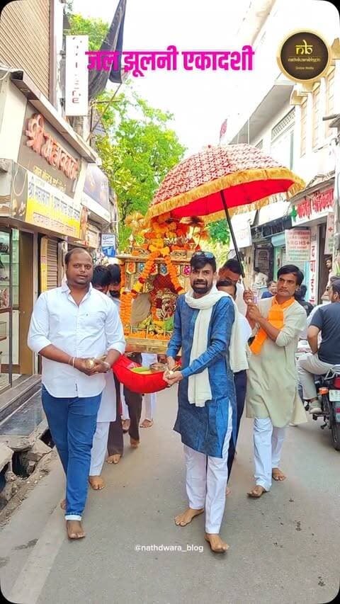नाथद्वारा में जलझूलनी ग्यारस पर निकली भव्य शोभायात्रा
नाथद्वारा में जलझूलनी ग्यारस के पावन अवसर पर भव्य शोभायात्रा निकाली गई। धार्मिक आस्था और श्रद्धा से सराबोर इस शोभायात्रा में बड़ी संख्या में श्रद्धालु शामिल हुए। शहर की गलियां भक्ति के रंग में रंगी नजर आईं और जगह-जगह श्रद्धालुओं ने शोभायात्रा का स्वागत किया।
ढोल-नगाड़ों, भजनों और जयकारों के बीच निकली इस भव्य यात्रा ने नाथद्वारा के धार्मिक एवं सांस्कृतिक वातावरण को और भी भक्तिमय बना दिया। भगवान श्रीनाथजी की नगरी में जलझूलनी ग्यारस का यह पर्व श्रद्धालुओं के लिए विशेष आस्था और उत्साह का केंद्र रहा।
📍 नाथद्वारा की हर बड़ी खबर और धार्मिक आयोजन के खास अपडेट के लिए जुड़े रहें — Nathdwara Blog के साथ।
#Nathdwara #NathdwaraBlog
Vc @prajapatgopal2000