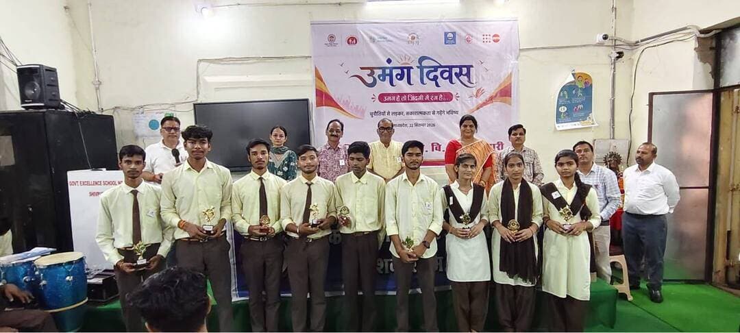 शासकीय उत्कृष्ट उच्चतर माध्यमिक विद्यालय क्रमांक-1 शिवपुरी में “उमंग है तो जिंदगी में रंग है, चुनौतियों से लड़कर, सकारात्मकता से गढ़ेंगे भविष्य” थीम पर उत्साहपूर्वक ‘उमंग दिवस’ का आयोजन किया गया, जिसकी अध्यक्षता प्राचार्य श्री विवेक श्रीवास्तव ने की तथा मुख्य अतिथि पूर्व विधायक श्री प्रहलाद भारती रहे।
भौतिकी शिक्षक श्री दुर्गेश चौबे द्वारा संचालित इस कार्यक्रम में उमंग स्कूल हेल्थ एंड वेलनेस, “उज्ज्वल बदलाव हमसे” और “सशक्त कार्यक्रम” के माध्यम से विद्यार्थियों के सर्वांगीण विकास व जीवन कौशल पर चर्चा की गई।
आयोजन के दौरान कक्षा 9वीं से 12वीं के छात्रों के लिए कानाफूसी, वित्तीय प्रबंधन, शरीर के अंगों का समन्वय, तनाव प्रबंधन पर रोल-प्ले, नसरीन की कहानी और रैपिड फायर क्विज़ जैसी गतिविधियाँ आयोजित की गईं, जिनमें उत्कृष्ट प्रदर्शन करने वाले विद्यार्थियों को शील्ड, पुरस्कार व प्रमाण-पत्र प्रदान किए गए।
कार्यक्रम में श्री हेमंत जैमिनी, श्री केदार वर्मा, श्रीमती नमिता जुनेजा, श्रीमती पुष्पा मिश्रा, श्री अनिल रावत, श्री गिरीश शर्मा सहित शिक्षकगण व छात्र-छात्राएं उपस्थित रहे।
Jansampark Madhya Pradesh
Department of School Education, Madhya Pradesh
#shibpuri