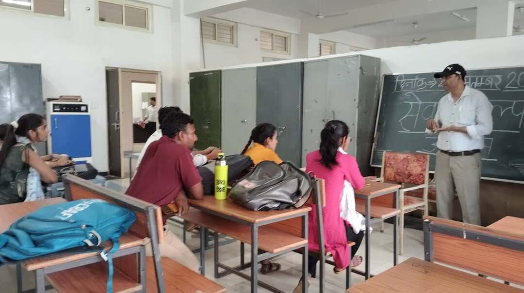 सेवा संकल्प 2026 के तहत जल संरक्षण पर जागरूकता कार्यक्रम आयोजित
कलेक्टर एवं जिला मजिस्ट्रेट श्री अर्पित वर्मा के निर्देशानुसार पीएम कॉलेज ऑफ एक्सीलेंस श्रीमंत माधवराव सिंधिया शासकीय महाविद्यालय में सेवा संकल्प 2026 के अंतर्गत जल संरक्षण के उपयोग, महत्व एवं आवश्यकता विषय पर जागरूकता कार्यक्रम आयोजित किया गया।
कार्यक्रम में महाविद्यालय के विद्यार्थियों को जल के महत्व तथा जल संरक्षण की आवश्यकता के संबंध में मार्गदर्शन प्रदान किया गया। विद्यार्थियों को जल के विवेकपूर्ण उपयोग, जल की बर्बादी रोकने तथा भविष्य के लिए जल संसाधनों को सुरक्षित रखने के लिए प्रेरित किया गया। कार्यक्रम में बड़ी संख्या में विद्यार्थियों की सहभागिता रही।
कार्यक्रम का आयोजन प्राचार्य डॉ. पवन श्रीवास्तव जी के मार्गदर्शन में किया गया। इस अवसर पर प्रोफेसर डॉ. मंजू वर्मा, डॉ. गजेंद्र सक्सेना, डॉ. जमाल गुरसेन, डॉ. निर्मल सिंह सैंगर, डॉ. मीनाक्षी, डॉ. प्रतिभा, डॉ. मीनू, डॉ. साधना रघुवंशी और डॉ. पुष्पेंद्र सहित महाविद्यालय के अन्य प्राध्यापक उपस्थित रहे।
कार्यक्रम के माध्यम से विद्यार्थियों को यह संदेश दिया गया कि जल केवल प्राकृतिक संसाधन नहीं, बल्कि जीवन का आधार है। जल का संरक्षण प्रत्येक व्यक्ति की जिम्मेदारी है और इसके लिए छोटे-छोटे प्रयास भी भविष्य में महत्वपूर्ण परिणाम दे सकते हैं।
#shivpuri