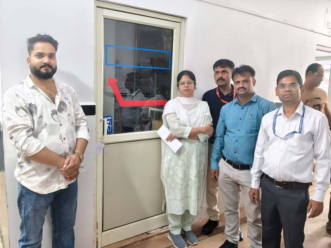कलेक्टर श्री वर्मा के निर्देश पर जिले में संचालित औषधि विक्रय प्रतिष्ठानों का किया गया औचक निरीक्षण; अनियमितता पाए जाने पर चार मेडिकल स्टोर सील
जिले में आम नागरिकों को गुणवत्तापूर्ण दवाएं उपलब्ध कराने और जनस्वास्थ्य की सुरक्षा सुनिश्चित करने के उद्देश्य से कलेक्टर एवं जिला मजिस्ट्रेट श्री Arpit Verma IAS के निर्देश पर औषधि विक्रय प्रतिष्ठानों का औचक निरीक्षण किया गया।
नियंत्रक, खाद्य एवं औषधि प्रशासन, भोपाल के मार्गदर्शन में गठित निरीक्षण दल में औषधि निरीक्षक श्री उमेश रामचंदानी, श्री रवि कुमार जाटव, श्री जितेंद्र शर्मा और श्रीमती तनु गुप्ता के दल ने निरीक्षण कर कार्यवाही की है।
कलेक्टर श्री वर्मा की प्राथमिकताओं के अनुरूप चलाए जा रहे इस विशेष अभियान के तहत गठित औषधि निरीक्षकों के संयुक्त दल ने जिले के विभिन्न मेडिकल स्टोर्स पर दबिश देकर नियमों के तहत कार्रवाई की। इसमें शिवपुरी के मेसर्स अलाव्य मेडिकल स्टोर, मेसर्स सहज मेडिकल स्टोर, मेसर्स एम एम फार्मेसी, मेसर्स श्री श्याम मेडिकल स्टोर और मेसर्स श्री सिद्धि विनायक मेडिकल स्टोर की जांच की। यह पूरी कार्रवाई औषधि एवं प्रसाधन सामग्री अधिनियम 1940 तथा नियमावली 1945 के तहत की गई, जिसमें दुकानों के स्टॉक और बिक्री से जुड़े रिकॉर्ड्स की गहनता से जांच की गई।
जांच के दौरान मिली कमियों को टीम ने अपनी रिपोर्ट में दर्ज किया और सभी दुकान संचालकों को खरीद-बिक्री के पूरे कागजात पेश करने के निर्देश दिए। जांच के दौरान रिकॉर्ड में अनियमितता पाए जाने एवं मौके पर विक्रय अभिलेख न दिखाने के कारण मेसर्स अलाव्य मेडिकल स्टोर, मेसर्स सहज मेडिकल स्टोर, मेसर्स एम एम फार्मेसी एवं मेसर्स श्री श्याम मेडिकल स्टोर को तुरंत सील कर दिया और वहां से दवाओं की खरीद-बिक्री पर पूरी तरह रोक लगा दी गई है।
कलेक्टर श्री अर्पित वर्मा ने जनस्वास्थ्य से खिलवाड़ करने वालों के खिलाफ सख्त रुख अपनाया हुआ है। उन्होंने स्पष्ट किया है कि आम जनता को सही व मानक दवाएं मिलें और उनके स्वास्थ्य की रक्षा हो सके, इसके लिए जिले भर में मेडिकल दुकानों की जांच और सील करने की यह कार्रवाई की गई है। उन्होंने औषधि निरीक्षकों को सख्त निर्देश दिए हैं कि निर्धारित मानक और गुणवत्ता की दवाएं ही विक्रय की जाएं। टीम द्वारा लगातार निरीक्षण और कार्यवाही की जाए।
Jansampark Madhya Pradesh
Directorate of Health Services, Madhya Pradesh
Collector Shivpuri