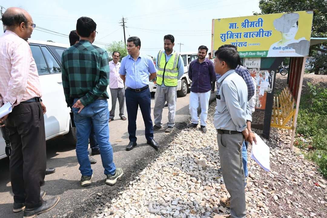 कलेक्टर एवं जिला मजिस्ट्रेट श्री Arpit Verma IAS के निर्देश पर मुख्य कार्यपालन अधिकारी श्री विजय राज ने भी एन.डी.बी. पैकेज-07 के अंतर्गत शिवपुरी-पोहरी-कराहल-गोरस मार्ग का निरीक्षण कर प्रगति का जायजा लिया।
₹236.93 करोड़ की लागत से बनने वाले इस 45 किलोमीटर लंबे मार्ग का 37.290 किलोमीटर हिस्सा वन प्रभावित क्षेत्र में आता है। 20 मई 2027 तक पूर्ण होने वाली इस परियोजना के तहत जल संरक्षण के लिए 'लोक कल्याण सरोवर' एवं 30 वाटर रिचार्ज पिट का निर्माण भी कराया जा चुका है।
कलेक्टर श्री वर्मा ने जानकारी लेते हुए अधिकारियों को समय-सीमा और गुणवत्ता का विशेष ध्यान रखते हुए कार्य पूर्ण करने के निर्देश दिए।
#shivpuri