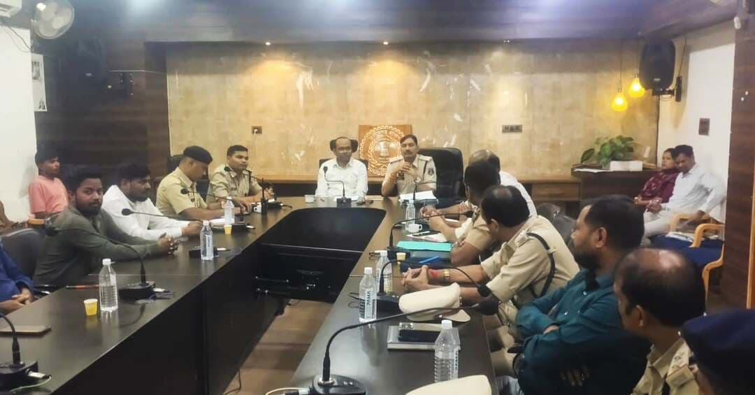 🟧 गणेश उत्सव एवं अनंत चतुर्दशी पर्व को लेकर जिला प्रशासन एवं पुलिस की संयुक्त बैठक
🟩 26 सितंबर को कांकेर शहर की बड़ी गणेश प्रतिमाओं का होगा विसर्जन।
🟩 पर्व को शांतिपूर्ण, सुरक्षित एवं सौहार्दपूर्ण वातावरण में संपन्न कराने कानून-व्यवस्था, यातायात, भीड़ नियंत्रण एवं विसर्जन व्यवस्था को लेकर तैयारियों की समीक्षा।
🟩 गणेश उत्सव समितियों को पुलिस एवं प्रशासन के साथ समन्वय बनाकर आयोजन को व्यवस्थित एवं सुरक्षित बनाने में सहयोग करने के निर्देश।
🔹 बैठक में प्रमुख निर्देश— ▪️ गणेश पंडालों, जुलूस मार्ग एवं विसर्जन स्थलों का पूर्व निरीक्षण।
▪️ संवेदनशील एवं भीड़भाड़ वाले क्षेत्रों में पर्याप्त पुलिस बल एवं सतत निगरानी।
▪️ जुलूस के दौरान सुचारू यातायात के लिए आवश्यक डायवर्जन एवं पार्किंग व्यवस्था।
▪️ आयोजन समितियों द्वारा पर्याप्त स्वयंसेवकों की तैनाती एवं पुलिस-प्रशासन से समन्वय।
▪️ डीजे एवं ध्वनि विस्तारक यंत्रों का निर्धारित मानकों के अनुरूप संचालन।
▪️ सोशल मीडिया पर भ्रामक एवं आपत्तिजनक संदेशों की निगरानी।
▪️ विसर्जन स्थलों पर प्रकाश, बैरिकेडिंग, चिकित्सा एवं आपातकालीन व्यवस्थाओं की उपलब्धता।
▪️ नदी, तालाब एवं अन्य जल स्रोतों में विसर्जन के दौरान सुरक्षा मानकों का पालन।
📢 कांकेर पुलिस की अपील
गणेश उत्सव एवं अनंत चतुर्दशी पर्व को शांति, सद्भाव एवं आपसी भाईचारे के साथ मनाएं। प्रशासन एवं पुलिस द्वारा जारी दिशा-निर्देशों का पालन करें।
कांकेर पुलिस — सुरक्षित पर्व, शांतिपूर्ण कांकेर।
#KankerPolice #GaneshUtsav #SafetyFirst
#chhattisgarhpolice
