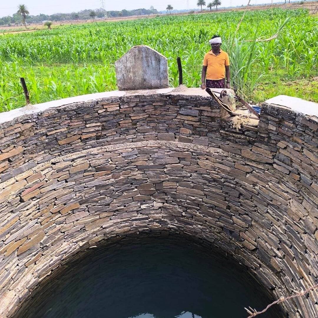 बारिश का इंतजार खत्म, खेत में अब नियमित पानी 🌾💧
तोकापाल विकासखंड के बुरूंगपाल के किसान पाकलू पोयाम के खेत में मनरेगा से बना निजी कुआँ अब नियमित सिंचाई का आधार बन गया है।
पहले खेती पूरी तरह मानसूनी बारिश पर निर्भर थी। अब वे धान के साथ मौसमी हरी सब्जियों और मक्के की खेती कर रहे हैं।
अतिरिक्त उपज को बाजार में बेचकर बेहतर आय मिल रही है और परिवार की शिक्षा व रोजमर्रा की जरूरतों को पूरा करने में मदद मिल रही है।
इस कूप निर्माण से 600 मानव दिवस का रोजगार भी सृजित हुआ।
खेत में पानी पहुंचा, तो खेती में नई उम्मीद भी लहलहा उठी। 🌱