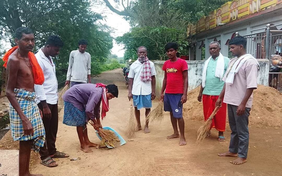बस्तर में श्रमदान से बदली तस्वीर 🧹🌿
सेवा संकल्प अभियान के तहत स्वच्छता ही सेवा 2026 में ग्रामीणों, महिलाओं और युवाओं ने अपने गांवों की स्वच्छता की जिम्मेदारी खुद संभाली।
आड़ावाल में कचरा प्रबंधन और स्वच्छ ग्राम-स्वच्छ वार्ड की पहल हुई।
उसरी में हाट-बाजार और देवालयों की सफाई की गई।
बालेगा में बड़ेपारा तालाब के घाटों और आसपास के क्षेत्र को साफ कर तालाब संरक्षण में योगदान दिया गया।
स्वच्छता तब और मजबूत होती है, जब हर व्यक्ति अपनी भूमिका निभाता है।
आपके गांव में स्वच्छता के लिए ऐसी जनभागीदारी कैसे बढ़ाई जा सकती है?
#सेवासंकल्पअभियान #स्वच्छताहीसेवा2026 #बस्तर