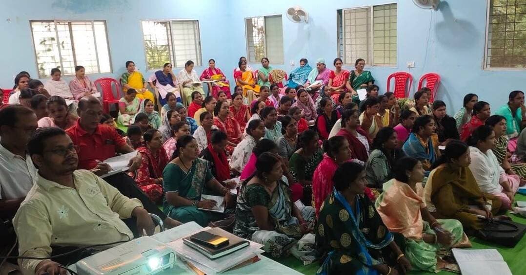 टीबी मुक्त भारत के लिए जमीनी स्तर पर तैयारी 🩺
जगदलपुर के गीदम रोड स्वास्थ्य केंद्र में शहरी मितानिनों और मैदानी स्वास्थ्य कार्यकर्ताओं के लिए एक दिवसीय विशेष प्रशिक्षण कार्यशाला आयोजित की गई।
प्रशिक्षण में संभावित टीबी मरीजों की पहचान, समय पर जांच और निरंतर उपचार की प्रक्रिया पर जानकारी दी गई।
साथ ही अधिक से अधिक नागरिकों की स्क्रीनिंग सुनिश्चित करने तथा पात्र हितग्राहियों के आयुष्मान भारत कार्ड और वरिष्ठ नागरिकों के वय वंदन कार्ड बनवाने पर जोर दिया गया।
समय पर पहचान, जांच और उपचार. टीबी नियंत्रण की दिशा में महत्वपूर्ण कदम।
#टीबीमुक्तभारत #TBMuktBharat