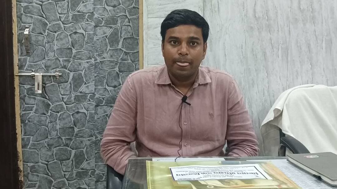 फिरोजाबाद: उप कृषि निदेशक सभागार में 50 किसानों को दी गई आधुनिक व वैज्ञानिक खेती की जानकारी; मृदा जांच और जैविक खाद के प्रयोग पर विशेषज्ञों ने दिया जोर।
फिरोजाबाद। दबरई स्थित उप कृषि निदेशक सभागार में भारतीय कृषि अनुसंधान संस्थान (ICAR-IARI), नई दिल्ली के सस्य विज्ञान संभाग द्वारा जिले के 50 किसानों के लिए एक दिवसीय विशेष प्रशिक्षण कार्यक्रम का आयोजन किया गया। यह प्रशिक्षण डॉ. संजय सिंह राठौर के मार्गदर्शन में संचालित परियोजना के तहत आयोजित हुआ, जिसमें किसानों को जैविक खाद, संतुलित पोषण प्रबंधन और आधुनिक कृषि तकनीकों की विस्तृत जानकारी प्रदान की गई।
कार्यक्रम में जिला कृषि अधिकारी सुमित चौहान ने किण्वित जैविक खाद के वैज्ञानिक महत्व को रेखांकित करते हुए बताया कि इसके नियमित प्रयोग से मिट्टी में जैविक कार्बन और आवश्यक पोषक तत्वों की मात्रा में वृद्धि होती है। इससे रासायनिक उर्वरकों पर निर्भरता कम होगी और फसल की गुणवत्ता में सुधार आएगा।
डॉ. भीमराव आंबेडकर विश्वविद्यालय, आगरा के कीट विज्ञान विभाग के सहायक प्रोफेसर डॉ. इंद्र देव चौधरी ने किसानों को रासायनिक कीटनाशकों के अत्यधिक इस्तेमाल से होने वाले नुकसान के प्रति आगाह किया। उन्होंने कहा कि अंधाधुंध कीटनाशक छिड़काव से मित्र कीट नष्ट हो रहे हैं, इसलिए किसानों को जैविक खाद व प्राकृतिक विकल्पों को अपनाना चाहिए।
अपर जिला कृषि अधिकारी विष्णु शंकर ने किसानों से अपील की कि वे अपने खेतों की मिट्टी की जांच कराए बिना उर्वरकों का प्रयोग न करें। उन्होंने मृदा परीक्षण रिपोर्ट के आधार पर ही जैविक एवं रासायनिक पोषक तत्वों के संतुलित व समन्वित इस्तेमाल पर बल दिया।
हाईटेक नर्सरी तकनीक एवं किसानों के व्यावहारिक अनुभव
जिला उद्यान अधिकारी सी.पी. अवस्थी ने किसानों को उन्नत व रोगमुक्त पौध तैयार करने के लिए हाईटेक नर्सरी की आधुनिक तकनीकों की जानकारी दी। वहीं, स्थानीय गांव के किसान सचिन कुमार राजपूत ने अपने खेतों में जैविक खेती के व्यावहारिक और सफल अनुभवों को साथी किसानों के साथ साझा किया।
बाइट 1: सुमित चौहान (जिला कृषि अधिकारी, फिरोजाबाद)
बाइट 2: विष्णु शंकर (अपर जिला कृषि अधिकारी, फिरोजाबाद)
बाइट 3: हरीश कुमार (वाई.पी., ICAR-IARI)
#Firozabad #AgricultureNews #OrganicFarming #ICAR #FarmerTraining #SoilHealth #FirozabadNews