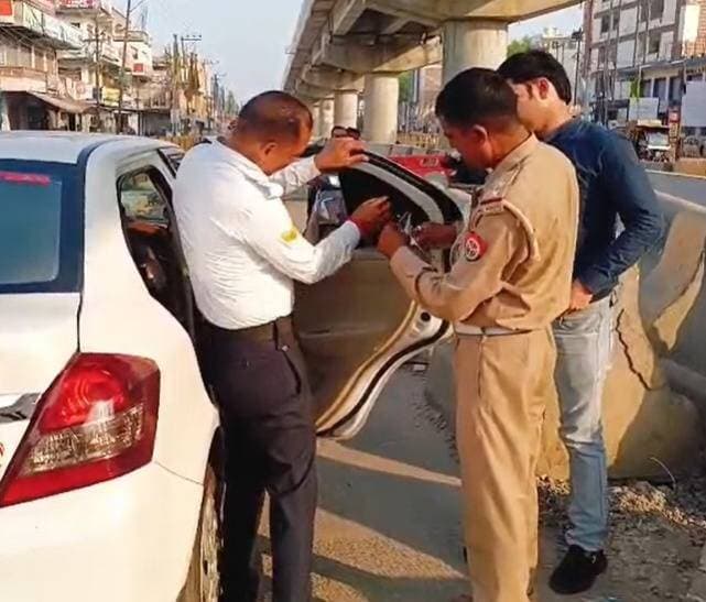 फिरोजाबाद में ट्रैफिक पुलिस का बड़ा अभियान, 43 ओवरलोड ऑटो का किया चालान, 2 सीज
फिरोजाबाद। वरिष्ठ पुलिस अधीक्षक के निर्देशन में ट्रैफिक पुलिस टीम ने जनपद में यातायात व्यवस्था को सुगम बनाने के लिए विशेष अभियान चलाया।
अभियान के दौरान जैन मंदिर, एटा चौराहा शिकोहाबाद एवं टूण्डला चौराहा पर सड़क के दोनों ओर लगभग 50 मीटर के दायरे में ऑटो, ई-रिक्शा एवं ठेलों द्वारा किए गए अतिक्रमण को हटवाकर मार्ग को अतिक्रमण मुक्त कराया गया। ऑटो/ई-रिक्शा एवं ठेलों के लिए निर्धारित स्थान चिन्हित कर उन्हें वहीं संचालित करने के निर्देश दिए गए।
मानक से अधिक सवारी बैठाकर चल रहे 43 ऑटो के विरुद्ध मोटर वाहन अधिनियम के तहत चालान किया गया। 12 वाहनों से काली फिल्म उतरवायी गई, 183 वाहनों पर ओवर स्पीड में कार्रवाई हुई, साथ ही अन्य धाराओं में 702 वाहनों पर वैधानिक कार्रवाई की गई। नियमों का उल्लंघन करने पर 02 वाहनों/ऑटो रिक्शा को सीज किया गया। ड्रिंक एंड ड्राइव और नाबालिगों द्वारा ई-रिक्शा संचालन पर भी कार्रवाई की गई।
ट्रैफिक पुलिस ने आमजन से अपील की है कि निर्धारित क्षमता के अनुसार ही सवारी बैठाएं, वाहन निर्धारित स्थान पर खड़े करें, नाबालिग बच्चों को वाहन न चलाने दें और यातायात नियमों का पालन कर सहयोग करें।
#FirozabadTrafficPolice #TrafficDrive #UPPolice #DDMNews
@DDM News