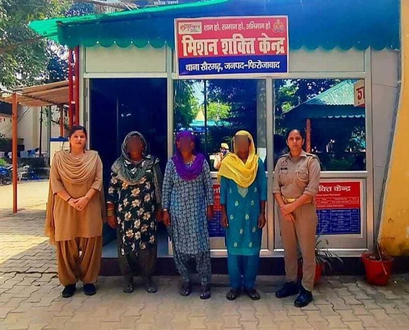 फिरोजाबाद में एंटी रोमियो टीम का धावा, 27 मनचलों पर कार्यवाही से मचा हड़कंप
फिरोजाबाद। उत्तर प्रदेश शासन द्वारा संचालित मिशन शक्ति फेज-05 अभियान के तहत वरिष्ठ पुलिस अधीक्षक आदित्य लांग्हे के निर्देशन में जनपद में बालिकाओं एवं महिलाओं की सुरक्षा, सम्मान एवं स्वावलंबन हेतु जागरूकता एवं सुरक्षा अभियान निरंतर जारी है।
अभियान के क्रम में जनपद के समस्त थानों की मिशन शक्ति टीमों ने प्रमुख चौराहों, स्कूल-कॉलेजों, बाजारों एवं भीड़भाड़ वाले स्थानों पर पहुंचकर बालिकाओं एवं महिलाओं को महिला सुरक्षा संबंधी जानकारी दी। उन्हें महिला हेल्पलाइन 1090, आपातकालीन सेवा 112 एवं साइबर हेल्पलाइन 1930 सहित विभिन्न सहायता सेवाओं के बारे में जागरूक किया गया।
जनपद में 27 शोहदों के विरुद्ध कड़ी वैधानिक कार्रवाई की गई। खैरगढ़ में 2 के विरुद्ध धारा 170,126,135 बीएनएसएस के तहत कार्रवाई हुई, जबकि अन्य थानों अरांव, जसराना, एका, टूण्डला, दक्षिण, नसीरपुर, नारखी, पचोखरा, फरिहा, रजावली, रसूलपुर, सिरसागंज में चेतावनी देकर हिदायत दी गई।
इसके साथ ही काउंसलिंग के माध्यम से कुल 08 परिवारों का समझौता कराया गया। महिला पुलिसकर्मियों द्वारा सादे वस्त्रों में प्रमुख स्थानों एवं संवेदनशील क्षेत्रों में निगरानी की जा रही है, ताकि छेड़छाड़ व आपत्तिजनक गतिविधियों पर अंकुश लगाया जा सके।
पुलिस का कहना है कि महिलाओं एवं बालिकाओं को सुरक्षित वातावरण उपलब्ध कराने के उद्देश्य से एंटी रोमियो टीमों का अभियान लगातार जारी रहेगा।
#MissionShaktiPhase5 #FirozabadPolice #WomenSafety #UPPolice #DDMNews
@DDM News