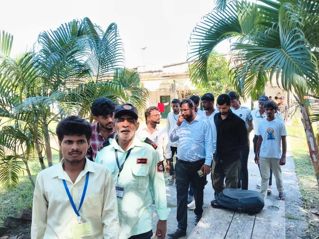 *पिछड़ा एवं अति पिछड़ा वर्ग कल्याण छात्रावासों में मूलभूत सुविधाओं का निरीक्षण, विद्यार्थी सहयोग शिविर में समस्याओं के समाधान का आश्वासन*
भागलपुर, 22 सितंबर 2026।
जिला पदाधिकारी, भागलपुर के निर्देश के आलोक में जिले के अन्य पिछड़ा एवं अति पिछड़ा वर्ग कल्याण छात्रावासों में विद्यार्थियों को उपलब्ध कराई जा रही मूलभूत सुविधाओं की स्थिति का जायजा लेने तथा उनकी समस्याओं के त्वरित समाधान की दिशा में आवश्यक कार्रवाई की जा रही है।
इसी क्रम में आज दिनांक 22 सितंबर 2026 को अन्य पिछड़ा वर्ग बालक कल्याण छात्रावास, भागलपुर का संयुक्त निरीक्षण जिला पिछड़ा एवं अति पिछड़ा वर्ग कल्याण पदाधिकारी, भागलपुर एवं सहायक अभियंता, भवन प्रमंडल, भागलपुर द्वारा किया गया। निरीक्षण के दौरान छात्रावास भवन की वर्तमान स्थिति का जायजा लिया गया तथा भवन से संबंधित आवश्यक बिंदुओं की जांच की गई।
साथ ही, लोक स्वास्थ्य अभियंत्रण विभाग के कनीय अभियंता द्वारा छात्रावास परिसर में नए बोरिंग की आवश्यकता एवं वर्तमान में कार्यरत बोरिंग की स्थिति का निरीक्षण किया गया। बोरिंग की कार्यशीलता तथा छात्रावास में पेयजल की उपलब्धता से संबंधित आवश्यक जानकारी प्राप्त की गई।
इसी क्रम में जननायक कर्पूरी ठाकुर छात्रावास, भागलपुर में भी लोक स्वास्थ्य अभियंत्रण विभाग के कनीय अभियंता द्वारा नए बोरिंग की आवश्यकता एवं वर्तमान बोरिंग की स्थिति का जायजा लिया गया। निरीक्षण के दौरान छात्रावासों में उपलब्ध मूलभूत सुविधाओं तथा आवश्यक सुधार के बिंदुओं का आकलन किया गया और आवश्यक कार्रवाई हेतु संबंधित विभागीय पदाधिकारियों को निर्देशित किया गया।
अन्य पिछड़ा वर्ग कन्या आवासीय प्लस टू उच्च विद्यालय, शाहकुंड में विद्यार्थी सहयोग शिविर
वहीं, आज ही अन्य पिछड़ा वर्ग कन्या आवासीय प्लस टू उच्च विद्यालय, शाहकुंड, भागलपुर में जिला पदाधिकारी के निर्देशानुसार विद्यार्थी सहयोग शिविर का आयोजन किया गया। शिविर में छात्राओं से संबंधित विभिन्न समस्याओं एवं आवश्यकताओं के संबंध में आवेदन प्राप्त किए गए तथा उनके त्वरित समाधान हेतु आवश्यक कार्रवाई का आश्वासन दिया गया।
शिविर के दौरान पूर्व में आयोजित विद्यार्थी सहयोग शिविर में प्राप्त आवेदनों के निष्पादन की भी समीक्षा की गई। पूर्व में प्राप्त आवेदनों के समाधान से संतुष्ट छात्राओं ने जिला प्रशासन एवं संबंधित पदाधिकारियों के प्रति धन्यवाद एवं आभार व्यक्त किया।
जिला प्रशासन द्वारा विद्यार्थियों को बेहतर शैक्षणिक वातावरण उपलब्ध कराने के साथ-साथ छात्रावासों एवं आवासीय विद्यालयों में भवन, पेयजल, स्वच्छता एवं अन्य आवश्यक मूलभूत सुविधाओं को सुदृढ़ करने पर विशेष ध्यान दिया जा रहा है। विद्यार्थियों की समस्याओं को प्राथमिकता के आधार पर प्राप्त करते हुए उनके यथासंभव त्वरित समाधान की दिशा में लगातार आवश्यक कार्रवाई की जा रही है।
जिला जनसंपर्क कार्यालय,
भागलपुर