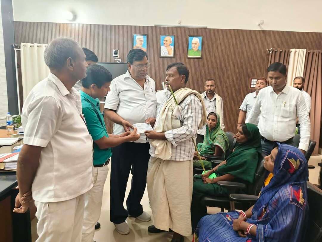 *उधाडीह तालाब हादसे में मृत 6 व्यक्तियों के आश्रितों को ₹24 लाख की अनुग्रह सहायता राशि प्रदान*
भागलपुर, 22 सितंबर 2026।
दिनांक 21 सितंबर 2026 को सुल्तानगंज प्रखंड अंतर्गत ग्राम उधाडीह, पंचायत वीरखुदर में कर्मा-धर्मा एकादशी के अवसर पर तालाब में स्नान एवं पूजा के लिए फूल तोड़ने के क्रम में एक दुखद घटना घटित हुई थी। उक्त घटना में 6 व्यक्तियों की डूबने से मृत्यु हो गई थी।
घटना में मृत 6 व्यक्तियों के आश्रितों को आज दिनांक 22 सितंबर 2026 को नियमानुसार ₹4-₹4 लाख की अनुग्रह सहायता राशि का चेक प्रदान किया गया। चेक का वितरण अनुमंडल पदाधिकारी, सदर भागलपुर के कार्यालय कक्ष में माननीय विधायक, सुल्तानगंज प्रो. ललित नारायण मंडल, अपर समाहर्ता, आपदा प्रबंधन श्री कुंदन कुमार एवं अनुमंडल पदाधिकारी, सदर भागलपुर श्री विकास कुमार द्वारा किया गया।
मृतकों का विवरण निम्नवत है—
1. ज्योति कुमारी, पिता—धनंजय मंडल, ग्राम राजन्दीपुर, सबौर, उम्र—12 वर्ष।
2. आयुष कुमार, पिता—विनोद मंडल, ग्राम विष्णु टोला, वार्ड-27, नगर परिषद सुल्तानगंज, उम्र—12 वर्ष।
3. राहुल कुमार, पिता—पुरन मंडल, ग्राम विष्णु टोला, वार्ड-27, नगर परिषद सुल्तानगंज, उम्र—10 वर्ष।
4. पूजा कुमारी, पिता—पुरन मंडल, ग्राम विष्णु टोला, वार्ड-27, नगर परिषद सुल्तानगंज, उम्र—14 वर्ष।
5. विकास कुमार, पिता—रंजन कुमार, ग्राम विष्णु टोला, वार्ड-27, नगर परिषद सुल्तानगंज, उम्र—12 वर्ष।
6. मीनाक्षी कुमारी, पिता—बाल्मीकि मंडल, ग्राम विष्णु टोला, वार्ड-27, नगर परिषद सुल्तानगंज, उम्र—10 वर्ष।
इस प्रकार घटना में मृत 6 व्यक्तियों के आश्रितों को कुल ₹24 लाख की अनुग्रह सहायता राशि प्रदान की गई।
जिला प्रशासन, भागलपुर द्वारा इस दुखद घटना पर शोक व्यक्त करते हुए शोकाकुल परिवारों के प्रति गहरी संवेदना प्रकट की गई है। जिला प्रशासन ने कहा कि पीड़ित परिवारों को नियमानुसार हरसंभव सहायता उपलब्ध कराने के लिए प्रशासन प्रतिबद्ध है।
जिला जनसंपर्क कार्यालय,
भागलपुर